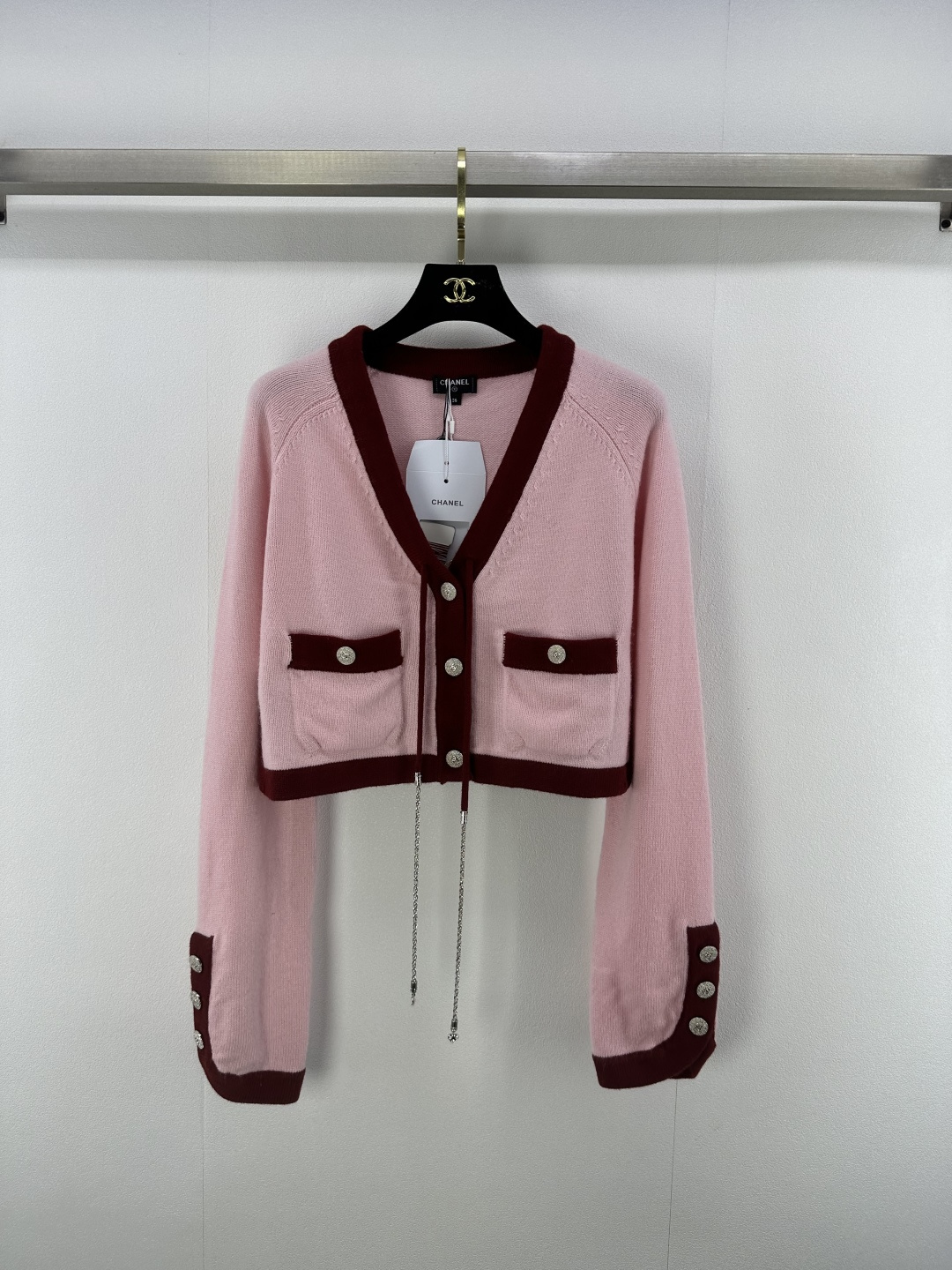 NO:434777,Chane* new details 25A spring and summer new knitted contrasting short cardigan, two-pocket decoration, yb mold opening 1:1 logo hardware button bell, high-end fashionable and exquisite, hem slit design, slim and elastic style highlights the figure, elegant outfit, easy to control during daily travel or party 4 colors 3 codes, chanel, alexander wang19860909Chane*上新细节 25A 春夏新款针织撞色短开衫 两口袋装饰 yb开模1:1logo五金纽扣吊钟 高级时髦精致 下摆开叉设计 修身弹力版型突显身材 穿搭气质优雅 日常出行或聚会轻松驾驭 4色3码SML,,chanel,alexander wang,Women's clothing