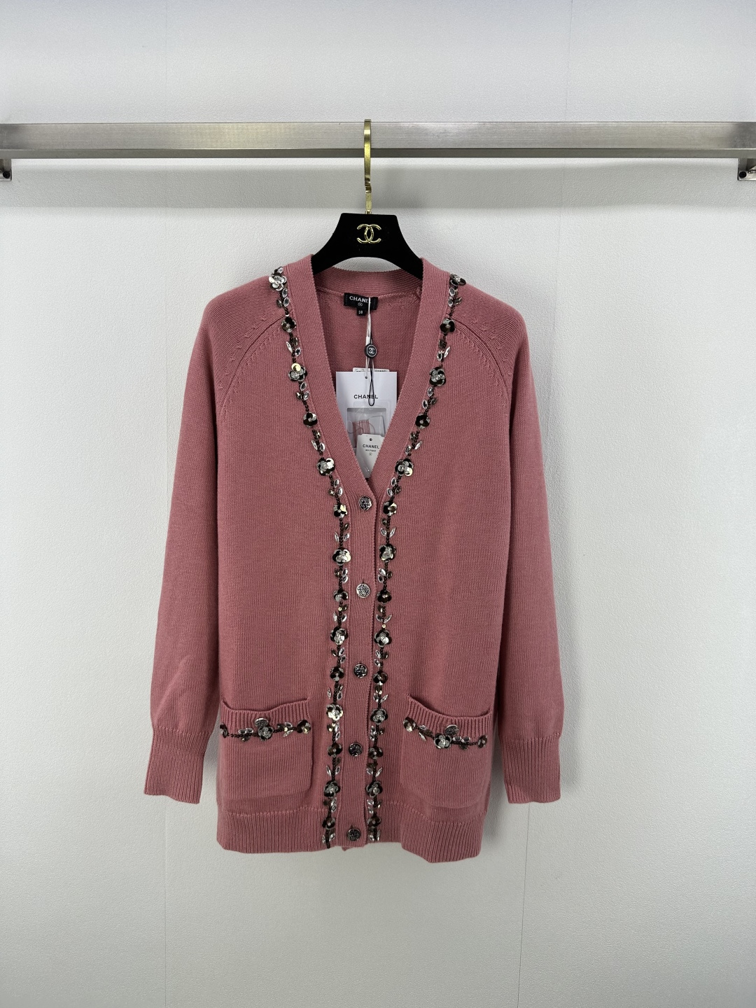 NO:434780,Chane* new details 25 New summer heavy industry beaded V-neck knitted cardigan custom YB blended yarn woven, high-quality texture, full-quality knitted cardigan cut, more slender and upright, the neckline extends to the front and hem with camellia beads, highlights highlights, double pocket socialite style, perfect interpretation of elegant and rich sense, intellectual and gentle 2 colors, 3 codes, SML, chanel, alexander wang19860909Chane*上新细节 25 夏季新款重工钉珠V领针织长开衫 定制YB混纺纱线织造 质感高级 品相十足 针织长开衫剪裁 更显身姿纤细挺拔 领袖口延伸至前襟和下摆以山茶花钉珠点缀 亮点突出 双口袋名媛格调立显 完美演绎优雅千金感 知性温柔 2色3码SML,,chanel,alexander wang,Women's clothing