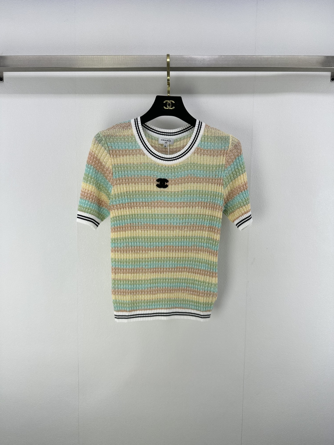 NO:435958,CHANE* New Details 25 The latest hollow wavy colored round neck short sleeves in summer!  Customized wool yarn weaving, high-quality texture and breathable, knitted short-sleeved tailoring, fine crochet texture, outline a variety of interlaced patterns and striped contrasting patterns, highlighting the high-end feeling of outfits, threaded edges on the neckline, loose and slightly transparent, and slimming, showing a loose tone. The double C logo on the chest highlights the light luxury and fashionable temperament. You can wear it alone and layer it. The first choice for fashionable outfits in all seasons!  2 color 3 code SML, chanel, T-shirt, alexander wang19860909CHANE* 上新细节 25 夏季最新镂空波浪彩色圆领短袖！定制羊毛纱线织造 质感高级透气 针织短袖剪裁 通体利用细密钩针肌理 勾勒出多种花纹交错图案配合条纹撞色图案 凸显穿搭高级感 领口采用螺纹收边 宽松微透更显瘦 尽显松弛调性 胸前渐变双C徽标 凸显轻奢时髦气质 单穿叠穿均可 四季时尚穿搭首选！ 2色3码SML,,chanel,T-shirt,alexander wang,Women's clothing