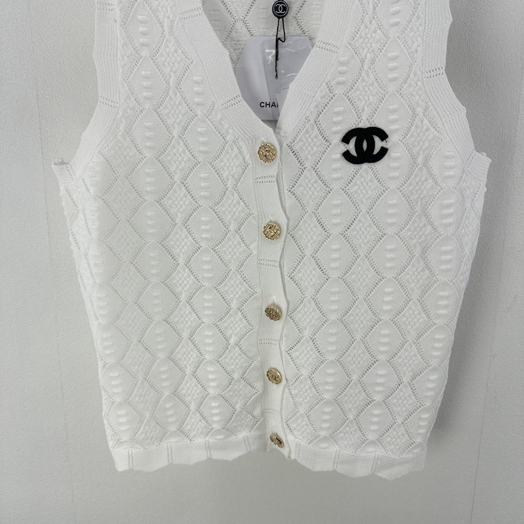Chanel White Knit Vest Top with Golden Buttons, Women's Sleeveless Sweater 7 cmp i1750779249001 9464 0 4