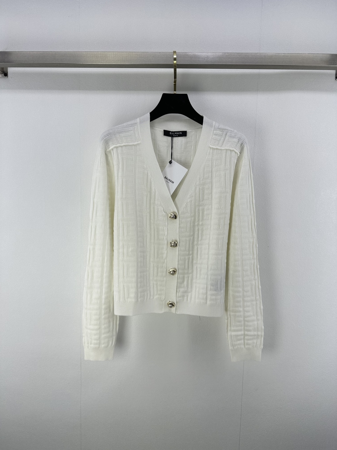 NO:435231,Balmai* new details 25 Spring and Autumn new knitted v-neck cardigan long sleeves Classic brand logo old-fashioned jacquard decoration yb open mold logo hardware button embellishment Classic light luxury versatile 1 color 3 code SML, balmain, alexander wang19860909Balmai*上新细节 25 春秋新款针织v领开衫长袖 经典品牌logo老花提花装饰 yb开模logo五金纽扣点缀 经典轻奢百搭 1色3码SML,,balmain,alexander wang,Women's clothing