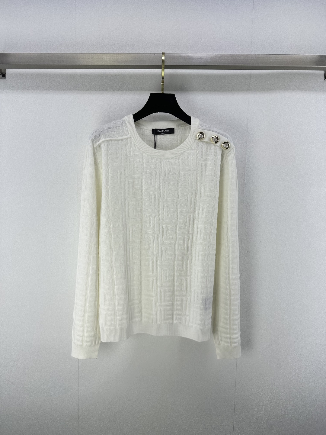 NO:435234,Balmai* new details 25 Spring and autumn new knitted round neck pullover long sleeves Classic brand logo old-fashioned jacquard decoration yb open mold logo hardware button embellishment Classic light luxury versatile 1 color 3 code SML, balmain, alexander wang19860909Balmai*上新细节 25 春秋新款针织圆领套头长袖 经典品牌logo老花提花装饰 yb开模logo五金纽扣点缀 经典轻奢百搭 1色3码SML,,balmain,alexander wang,Women's clothing