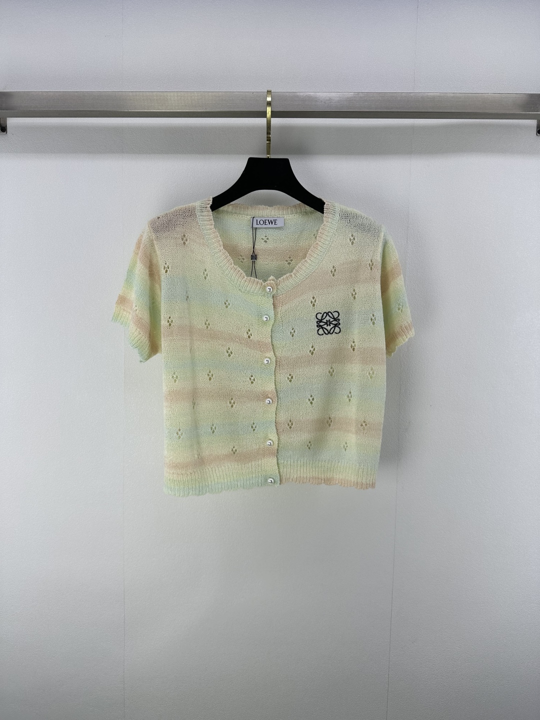 NO:435938,loew* new details 25 Summer new round neck cardigan short sleeves exquisite hollow weaving is an ingenious artistic expression. Make clothes lively and vivid in light of light and shadow, inject vitality into simple design, breaking monotony, lighting up the overall shape logo logo logo is low-key and eye-catching, and is a symbol of quality and style. 2 colors and 3 codes SML, loewe, T-shirt, alexander wang19860909loew*上新 细节 25 夏季新款圆领开衫短袖 精致镂空编织 是匠心独运的艺术表达 让衣物在光影间灵动生姿 为简约设计注入活力 打破单调 点亮整体造型徽标logo标识低调而醒目 是品质与格调的象征 2色3码SML,,loewe,T-shirt,alexander wang,Women's clothing