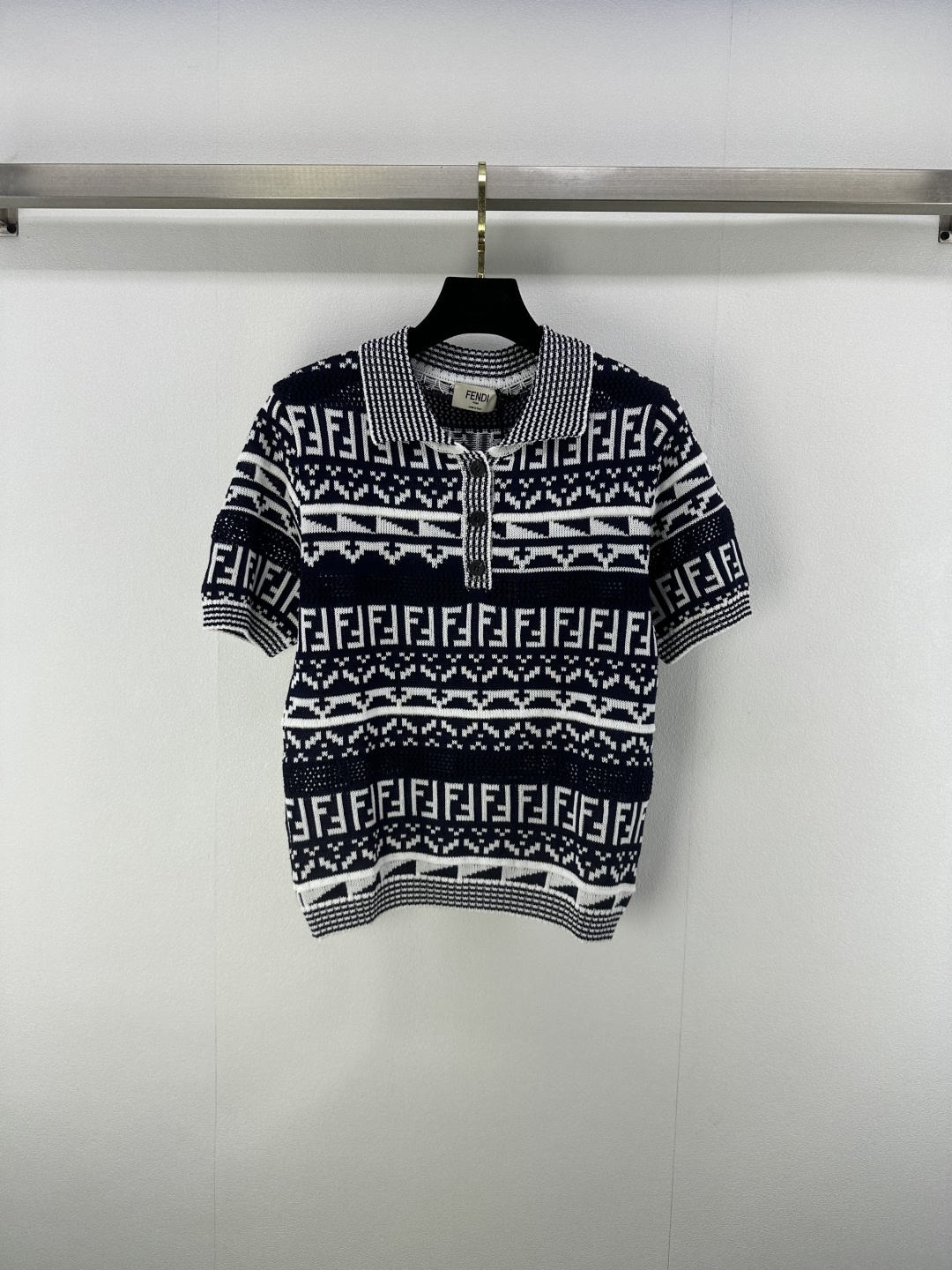 NO:435588,Fend* new details 25 New summer knitted polo collar short sleeves with a retro tone The iconic double F presbyterian and geometric patterns intertwined with navy blue background with white texture, rich layers and recognizable knitted fabrics delicate, three buttons embellish the details, easy to grasp the fashionable and texture, it is an eye-catching item that highlights taste when you go out on the street 1 color 3 codes SML, fendi, T-shirt, alexander wang19860909Fend*上新 细节 25 夏季新款针织polo领短袖 自带复古腔调 标志性双F老花与几何图案交织 藏青底配白色纹理 层次丰富又极具辨识度 针织面料细腻 三颗纽扣点缀增添细节 轻松拿捏时髦与质感 是日常出街彰显品味的吸睛单品 1色3码SML,,fendi,T-shirt,alexander wang,Women's clothing