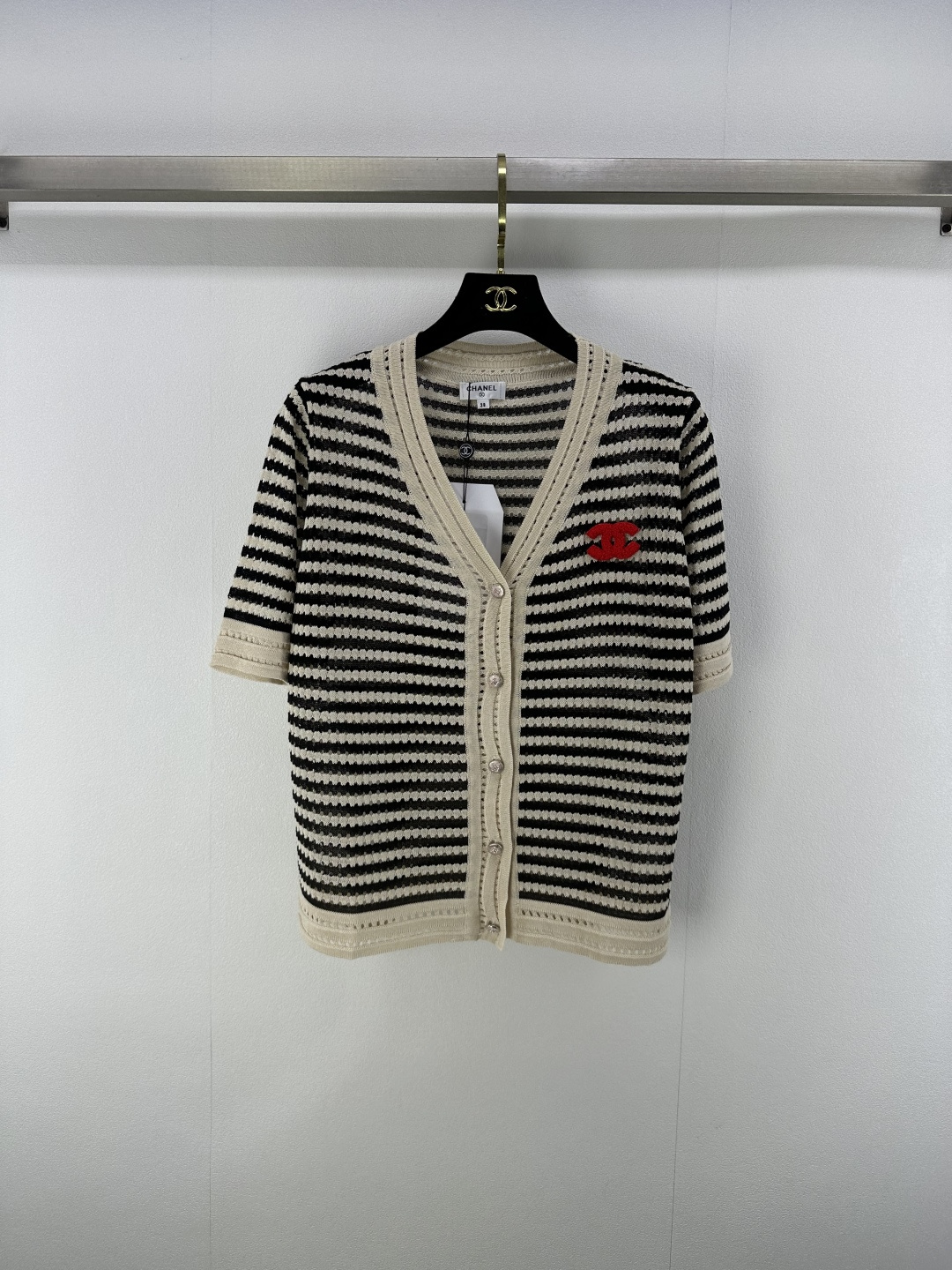 NO:435941,CHANE* New Details 25 The latest hollow knitted v-neck cardigan short sleeves in summer!  Custom blended yarn weaving, high-quality and breathable texture, knitted short-sleeved tailoring, fine crochet texture, outline hollow pattern patterns, highlight the high-end feeling of outfit, slightly transparent design makes it look slimmer, showing the relaxed tone, the double C logo on the chest highlights the light luxury and fashionable temperament!  2 color 3 code SML, chanel, T-shirt, alexander wang19860909CHANE* 上新细节 25 夏季最新镂空针织v领开衫短袖！定制混纺纱线织造 质感高级透气 针织短袖剪裁 通体利用细密钩针肌理 勾勒出镂空花纹图案 凸显穿搭高级感 微透设计更显瘦 尽显松弛调性 胸前双C徽标 凸显轻奢时髦气质！ 2色3码SML,,chanel,T-shirt,alexander wang,Women's clothing