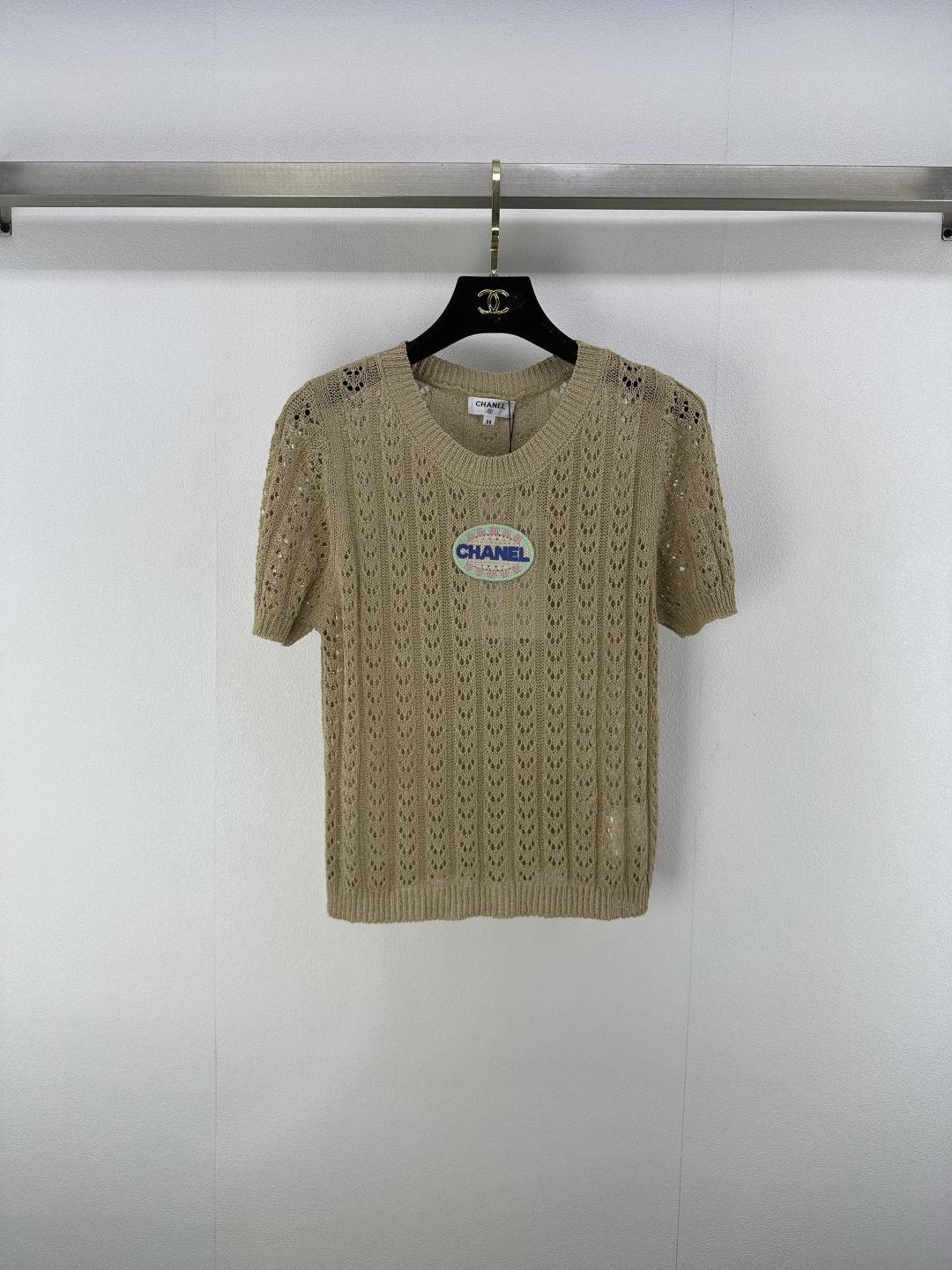 NO:435944,New details on Chane* 25 Spring and Summer Latest Contrast Letter Knit Round Neck Short Sleeves!  Customized logo embroidery, a single item with its own aura!  Playful and age-reducing, easy to control when traveling or gatherings!  3 color 3 code SML, chanel, T-shirt, alexander wang19860909Chane*上新细节 25 春夏最新撞色字母针织圆领短袖！定制logo章仔刺绣 自带气场的单品！俏皮减龄显白 日常出行或轻松聚会轻松驾驭！ 3色3码SML,,chanel,T-shirt,alexander wang,Women's clothing