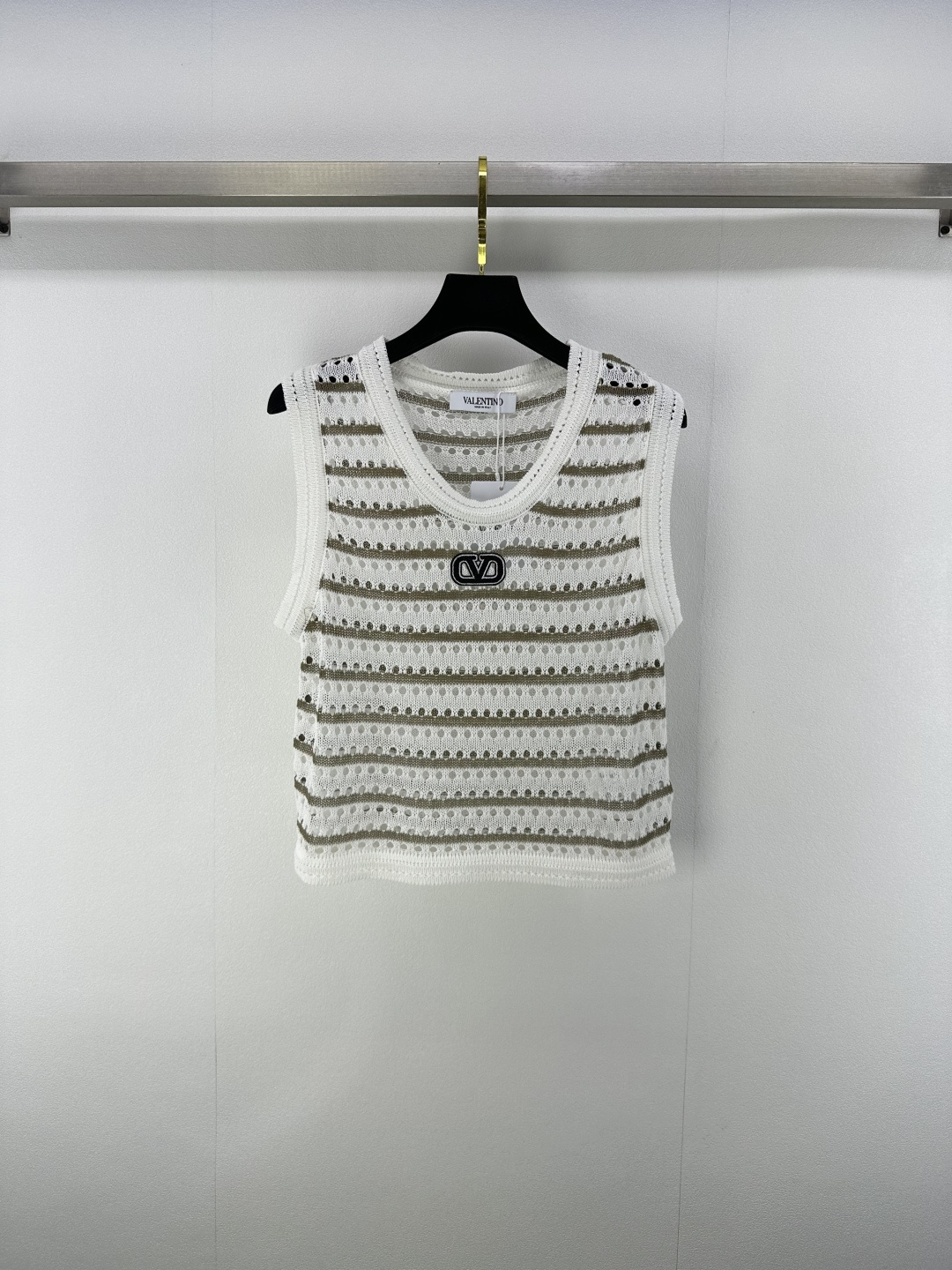 NO:435210,New details on Valentin* 25 Spring and Summer Latest Hollow Vest!  Contrast color stripes hollow texture!  A rich and beautiful woman must come in!  Luxury high-end items, classic round neck versatile style!  Elegant temperament and age-reducing girlish style!  2 colors 3 codes SML, valentino, alexander wang19860909Valentin*上新细节 25 春夏最新镂空背心！撞色条纹镂空纹理！白富美必入！奢华高级单品,经典圆领百搭版型！气质优雅减龄少女风！ 2色3码SML,,valentino,alexander wang,Women's clothing