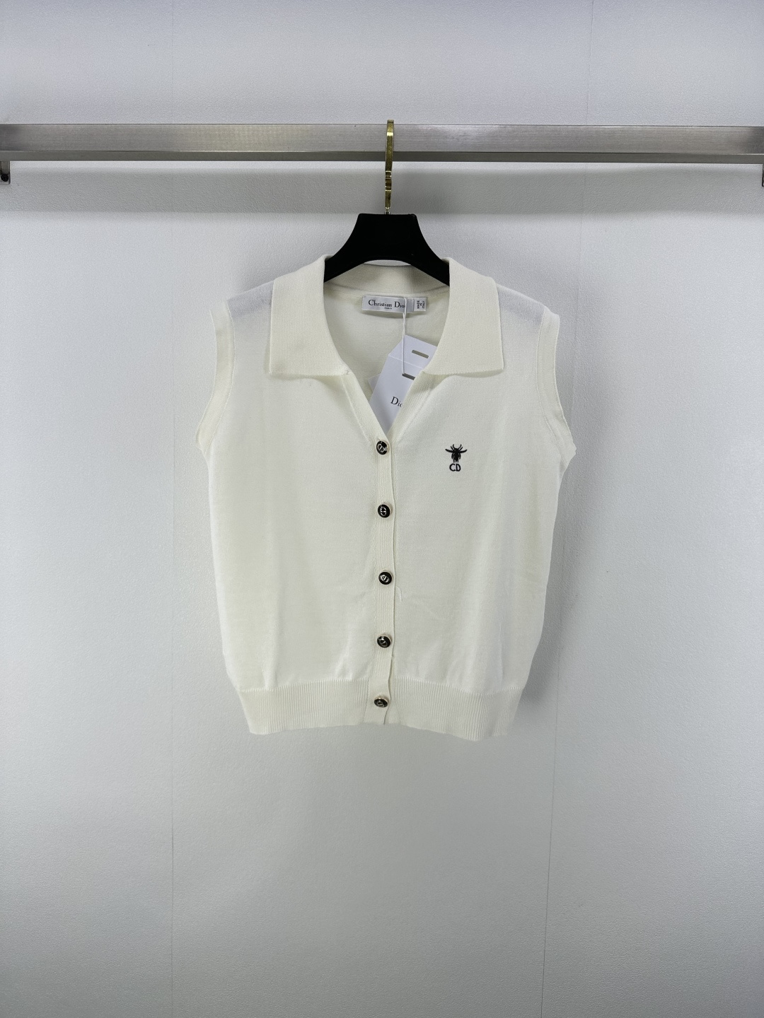 NO:435213,New details on Dio* 25 New summer knitted lapel cardigan vest, straight-tube style design, embroidered with small bee on the chest, delicate knitted texture, simple and reveal brand recognition 2 colors 3 codes SML, dior, alexander wang19860909Dio*上新细节 25 夏季新款针织翻领开衫背心 衣身直筒版型设计利落 胸前刺绣小蜜蜂点缀 针织肌理细腻 简约中透着品牌辨识度 2色3码SML,,dior,alexander wang,Women's clothing