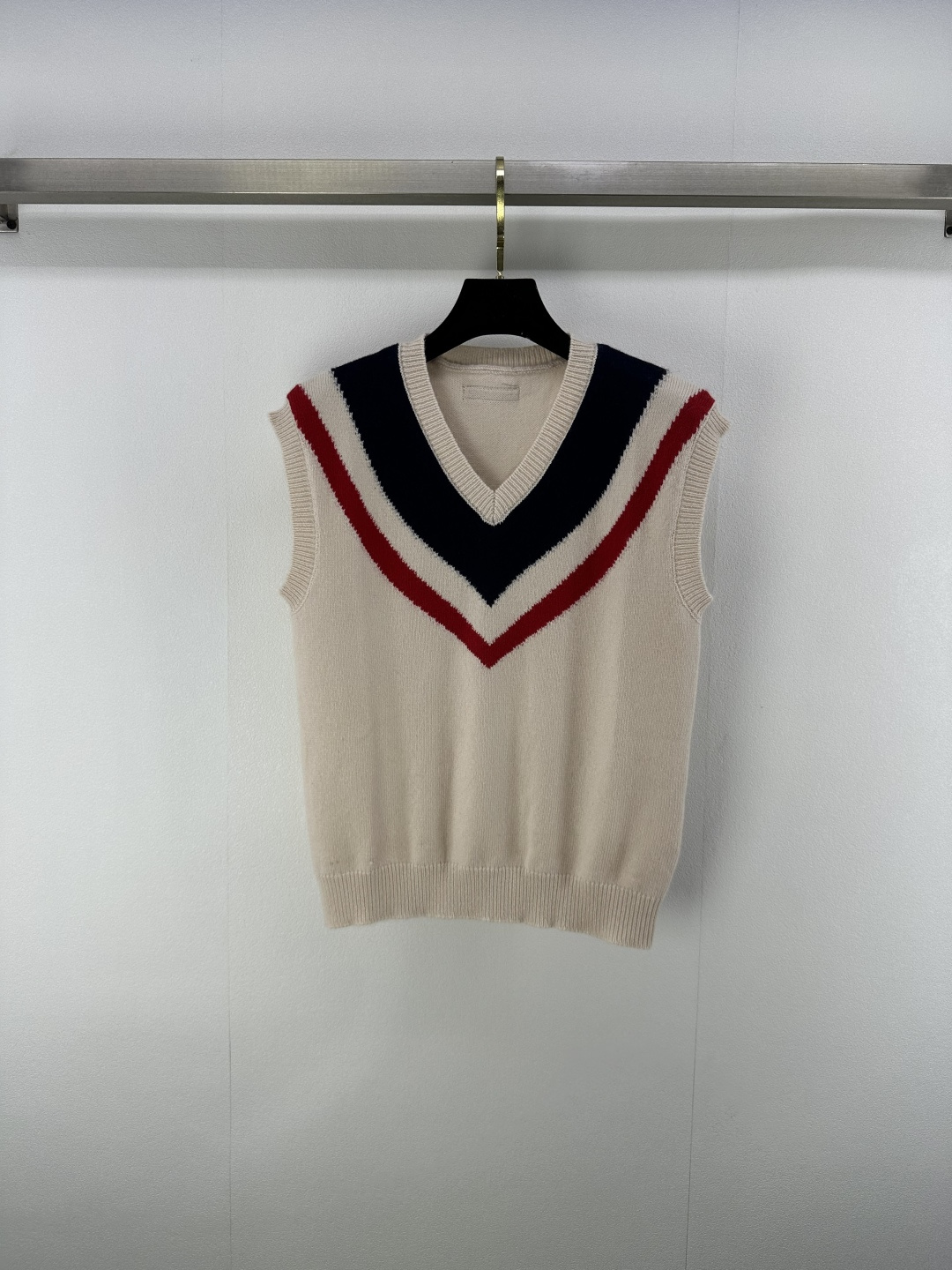 NO:435225,Miumi* new details 25 New summer V-neck Academy knitted vest custom YB wool yarn weaving delicate and soft and elastic Knitted V-neck vest tailoring threaded edge exquisite tailoring Fully-finished tailoring Fully-finished fitting neckline with red and blue lines of different thicknesses outline peach heart shape Rich layers Make the casual academy style playful and age-reducing whiteness Easy to control during daily travel or party 1 color 3 code SML, miumiu, alexander wang19860909Miumi*上新细节 25 夏季新款V领学院针织背心 定制YB羊毛纱线织造 细腻柔软 弹力十足 针织V领背心剪裁 螺纹包边精致剪裁 通体弹力松紧 剪裁满分 贴合领口以红色蓝色不同粗细的线条 勾勒桃心状 丰富层次 让休闲学院风格强烈 俏皮减龄显白 日常出行或聚会轻松驾驭 1色3码SML,,miumiu,alexander wang,Women's clothing