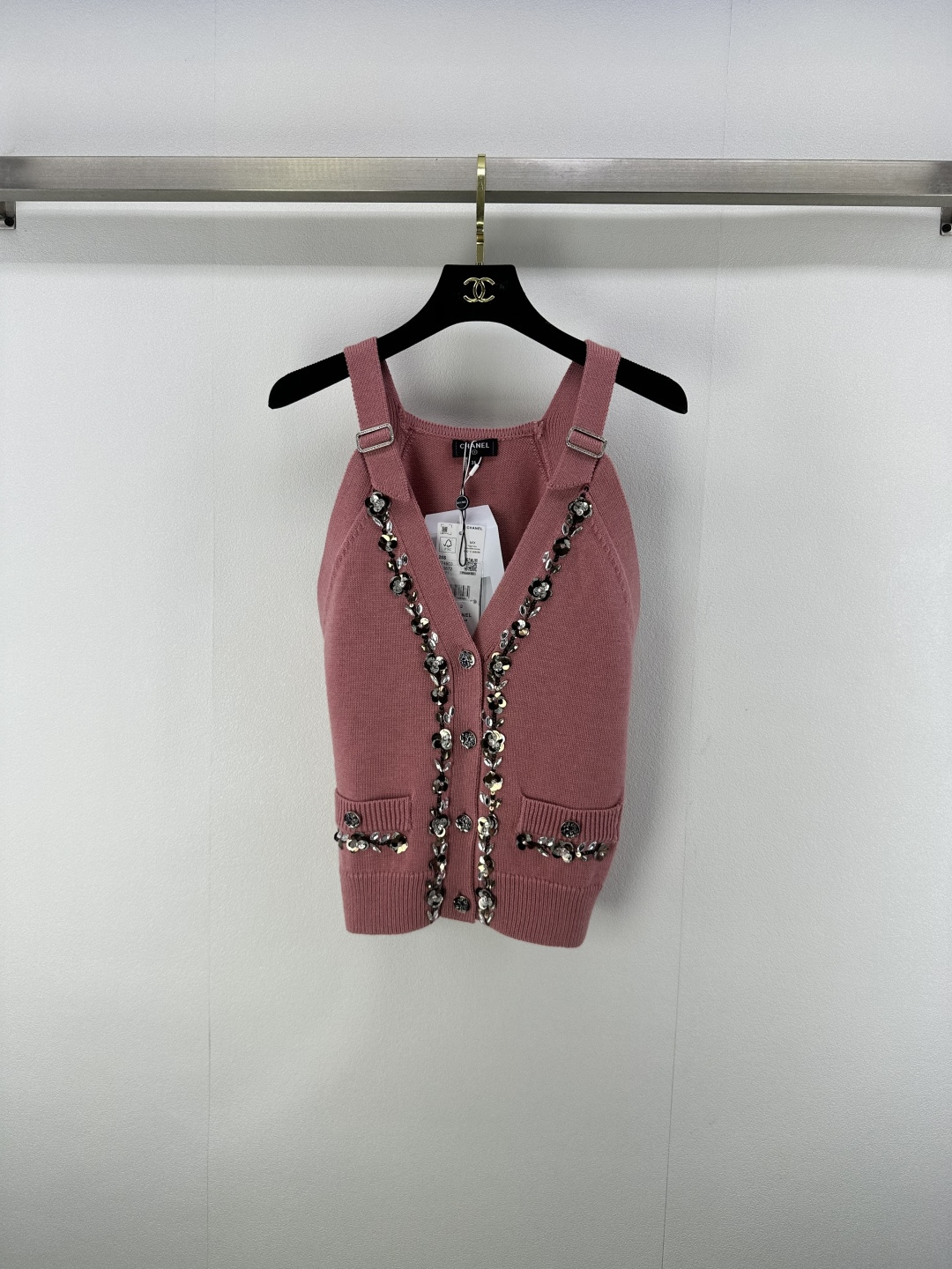 NO:435222,Chane* new details 25 New summer beaded knitted vest vest custom YB wool yarn wool yarn wool, delicate and soft, full of elasticity, bright color colorful V-neck vest style, exposed collarbone, thinner, threaded three-dimensional camellia sequins beads decorated with exquisite tailoring, elastic and tight throughout the body, full cut, combined with the latest printed camellia round button, decorated in the front pocket, make the leisure high street style strong, elegant and easy to control when traveling or gatherings 2 colors 3 codes SML, chanel, alexander wang19860909Chane*上新细节 25 夏季新品钉珠针织背心马甲 定制YB羊毛纱线织造 细腻柔软 弹力十足 亮色多彩V领马甲版型 露出锁骨更显瘦 螺纹包边立体山茶花亮片钉珠装点精致剪裁 通体弹力松紧 剪裁满分 配合最新印刻山茶花圆扣装点于前襟口袋 让休闲高街风格强烈 气质显白 日常出行或聚会轻松驾驭 2色3码SML,,chanel,alexander wang,Women's clothing