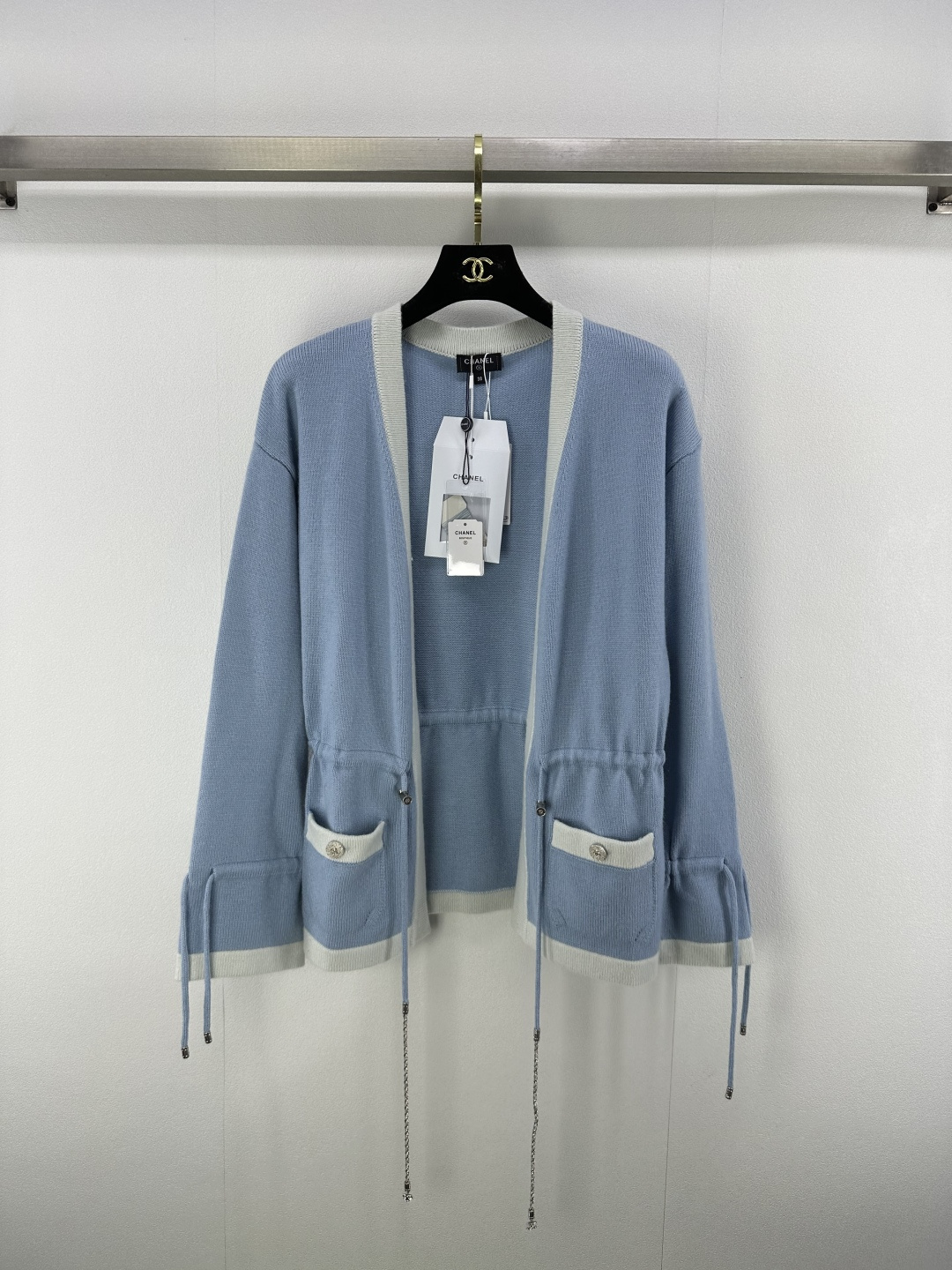 NO:435586,Chane* new details 25A spring and summer new knitted contrasting cardigan, two-pocket decoration, yb mold opening 1:1 logo hardware button bell, high-end fashionable and exquisite, loose and elastic style, strong inclusive, slimming and covering flesh, elegant outfit, easy to control during daily travel or party, 4 colors and 3 codes, chanel, alexander wang19860909Chane*上新细节 25A 春夏新款针织撞色长开衫 两口袋装饰 yb开模1:1logo五金纽扣吊钟 高级时髦精致 宽松弹力版型包容性强 显瘦遮肉 穿搭气质优雅 日常出行或聚会轻松驾驭 4色3码SML,,chanel,alexander wang,Women's clothing