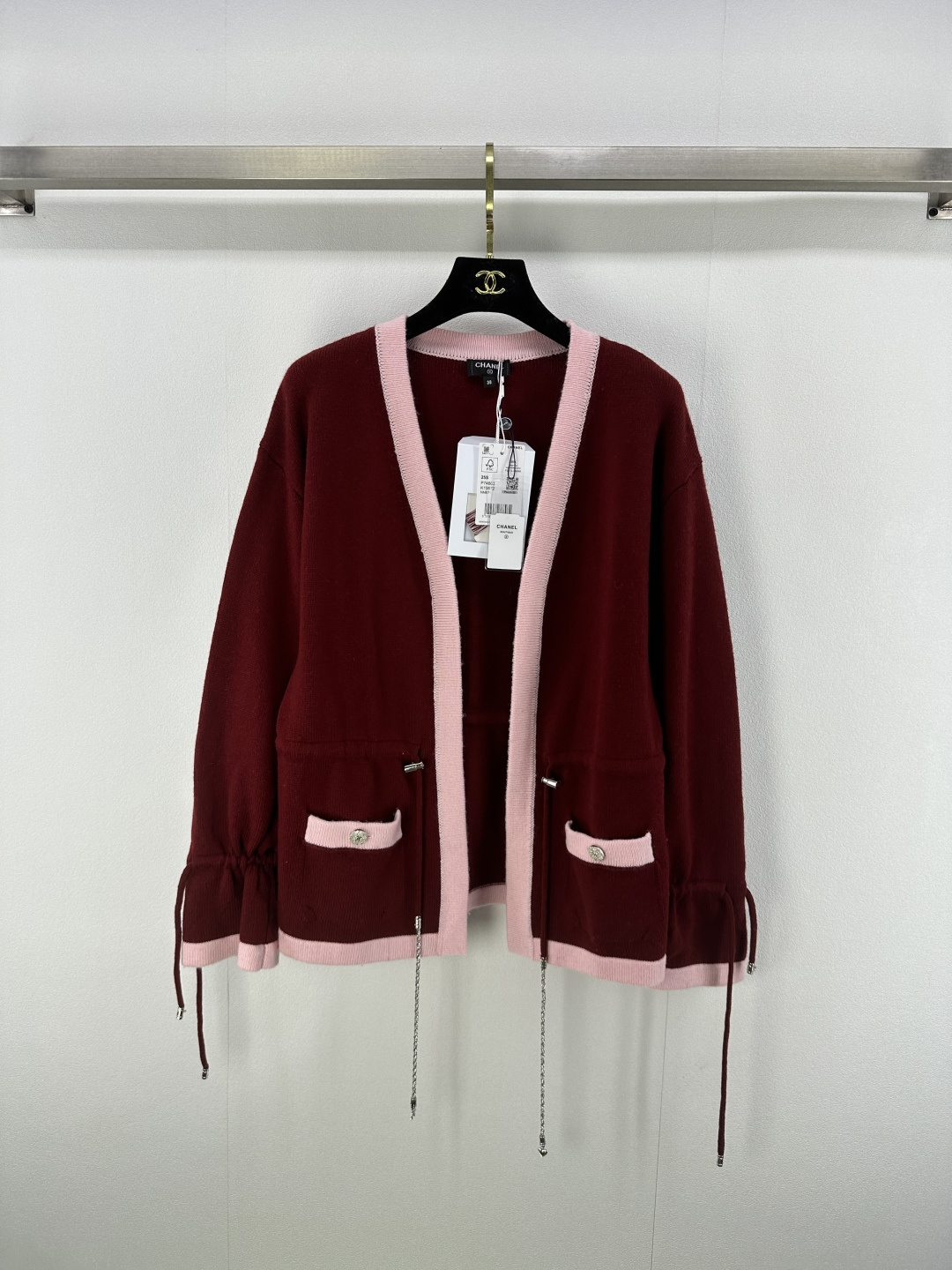 NO:435584,Chane* new details 25A spring and summer new knitted contrasting cardigan, two-pocket decoration, yb mold opening 1:1 logo hardware button bell, high-end fashionable and exquisite, loose and elastic style, strong inclusive, slimming and covering flesh, elegant outfit, easy to control during daily travel or party, 4 colors and 3 codes SML., chanel, alexander wang19860909Chane*上新细节 25A 春夏新款针织撞色长开衫 两口袋装饰 yb开模1:1logo五金纽扣吊钟 高级时髦精致 宽松弹力版型包容性强 显瘦遮肉 穿搭气质优雅 日常出行或聚会轻松驾驭 4色3码SML.,,chanel,alexander wang,Women's clothing