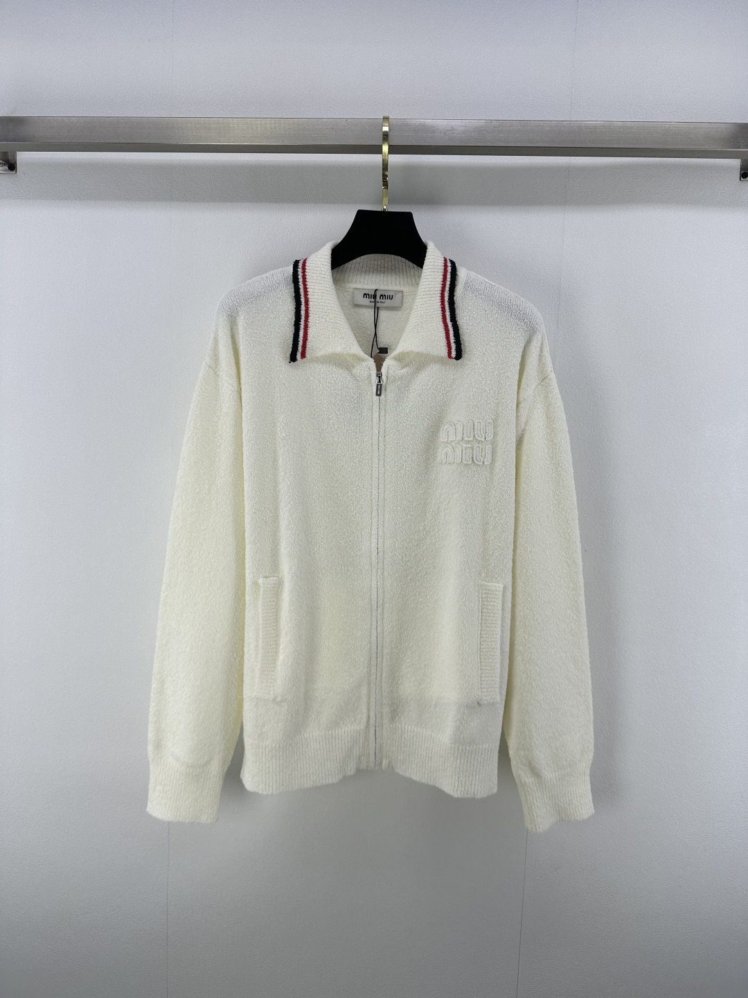 NO:435590,Miumi* new details 25 Spring and autumn new knitted lapel cardigan long sleeve lapel striped edge design yb letter logo three-dimensional decoration letter logo hardware zipper embellishment high-end fashionable light luxury 1 color 3 code SML, miumiu, alexander wang19860909Miumi*上新细节 25 春秋新款针织翻领开衫长袖 翻领条纹包边设计 yb字母logo立体装饰 字母logo五金拉链点缀 高级时髦轻奢 1色3码SML,,miumiu,alexander wang,Women's clothing