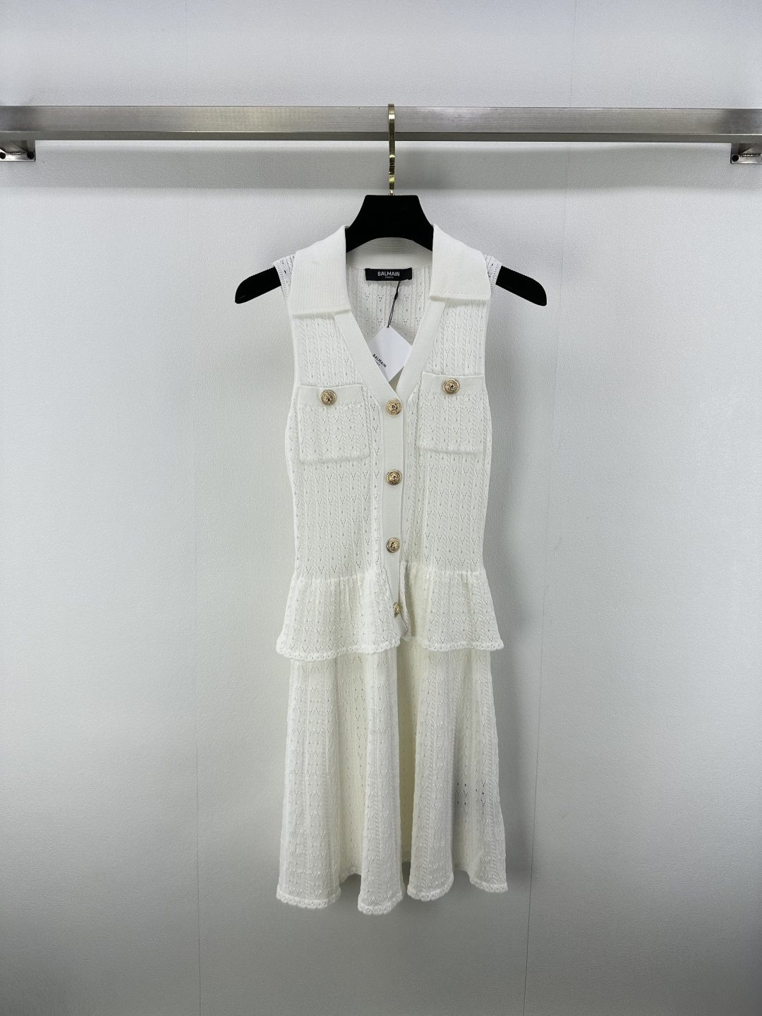 NO:435596,Balmai* New Details 25 New Summer Textured Lapel Vest Dress!  Slim design is versatile and age-reducing and fashionable!  Custom ice silk yarn has delicate texture and comfortable texture!  The lotus leaf hem decoration, the dressing style of the famous girl is not picky about others, and the upper body looks huge and slim!  2 color 3 code SML, balmain, skirts, alexander wang19860909Balmai* 上新细节 25 夏季新款纹理翻领背心裙！修身设计百搭减龄又时髦！定制冰丝纱线质感细腻舒适！荷叶下摆装饰,名媛少女穿搭版型不挑人上身巨显瘦！ 2色3码SML,,balmain,skirts,alexander wang,Women's clothing