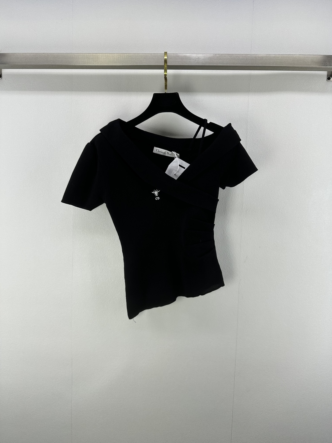 NO:436318,Dio* new details 25 New summer irregular lapel short sleeves, hem waist design, bee embroidered logo, off-shoulder V-neck, age-reducing fashionable and high-end. The imported yarn texture is super comfortable!  Retro girlish temperament!  2 color 3 code SML, dior, T-shirt, alexander wang19860909Dio*上新细节 25 夏季新款不规则翻领短袖 下摆收腰设计 小蜜蜂刺绣logo 斜肩V领减龄时髦又高级.进口纱线质感超舒适！复古少女气质！ 2色3码SML,,dior,T-shirt,alexander wang,Women's clothing