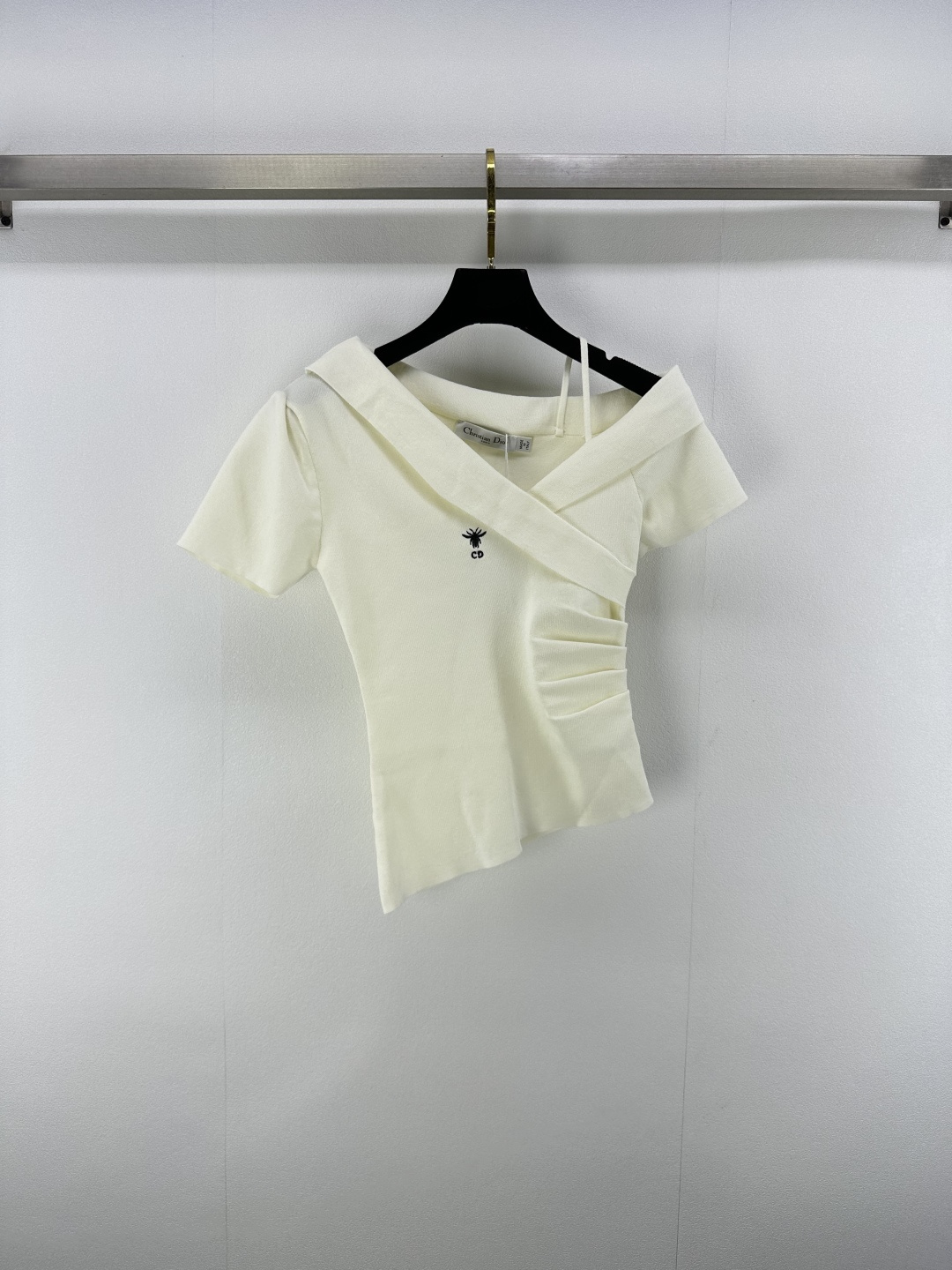 NO:436320,Dio* new details 25 New summer irregular lapel short sleeves, hem waist design, bee embroidered logo, off-shoulder V-neck, age-reducing fashionable and high-end. The imported yarn texture is super comfortable!  Retro girlish temperament!  2 color 3 code SML, dior, T-shirt, alexander wang19860909Dio*上新细节 25 夏季新款不规则翻领短袖 下摆收腰设计 小蜜蜂刺绣logo 斜肩V领减龄时髦又高级.进口纱线质感超舒适！复古少女气质！ 2色3码SML,,dior,T-shirt,alexander wang,Women's clothing