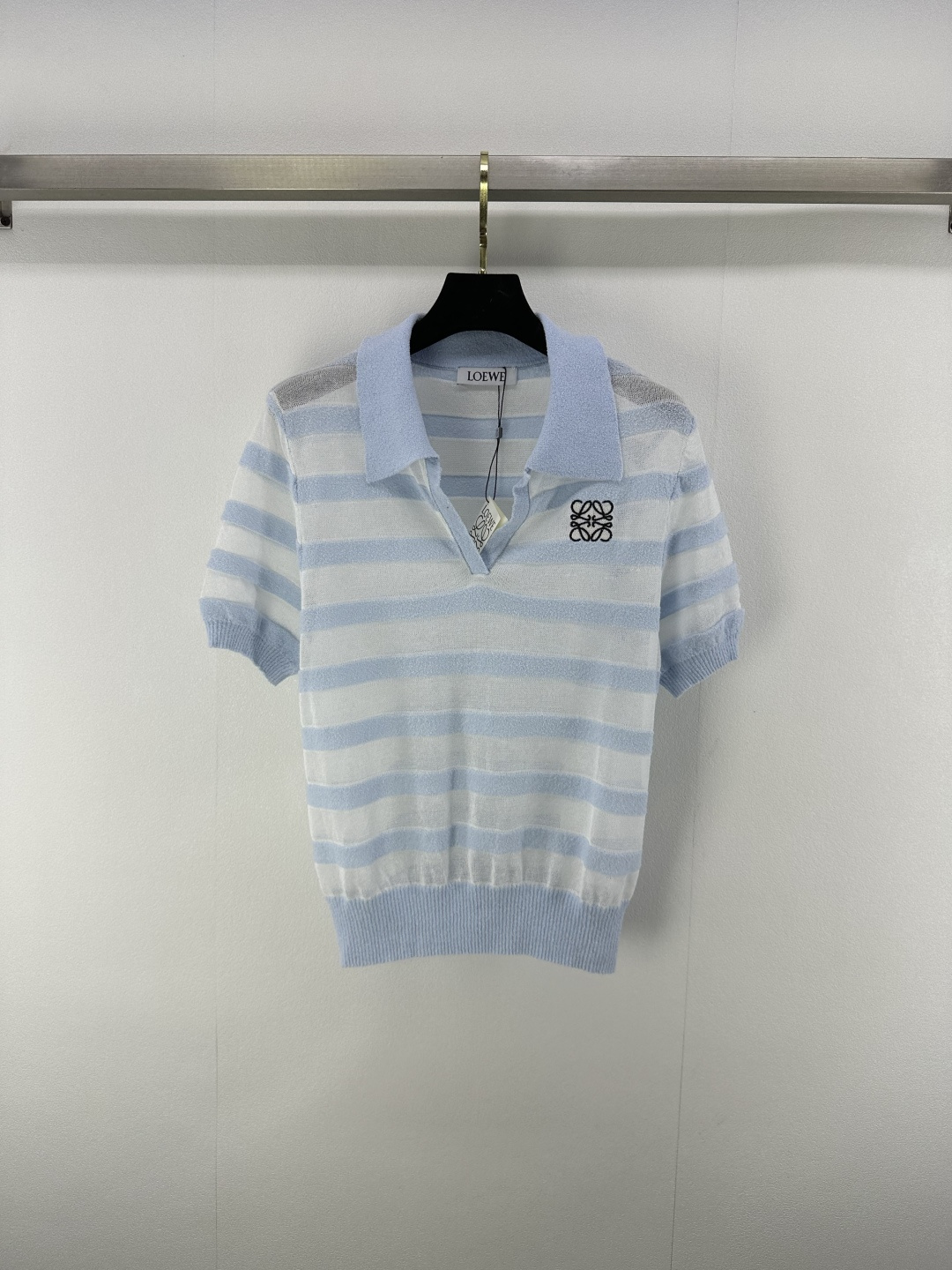 NO:436322,Loew* New Details 25 Spring and Summer Lapel Short Sleeves!  Positioning totem logo Custom imported knitted material with high-quality texture, hem waist slimming, contrasting color edges show the brand's personality!  versatile and not picky 2 colors and 3 codes SML, loewe, T-shirt, alexander wang19860909Loew* 上新细节 25 春夏最新翻领短袖！定位图腾徽标 定制进口针织材质 质感高级 下摆收腰显瘦 撞色边彰显品牌张扬个性格调！百搭不挑人 2色3码SML,,loewe,T-shirt,alexander wang,Women's clothing