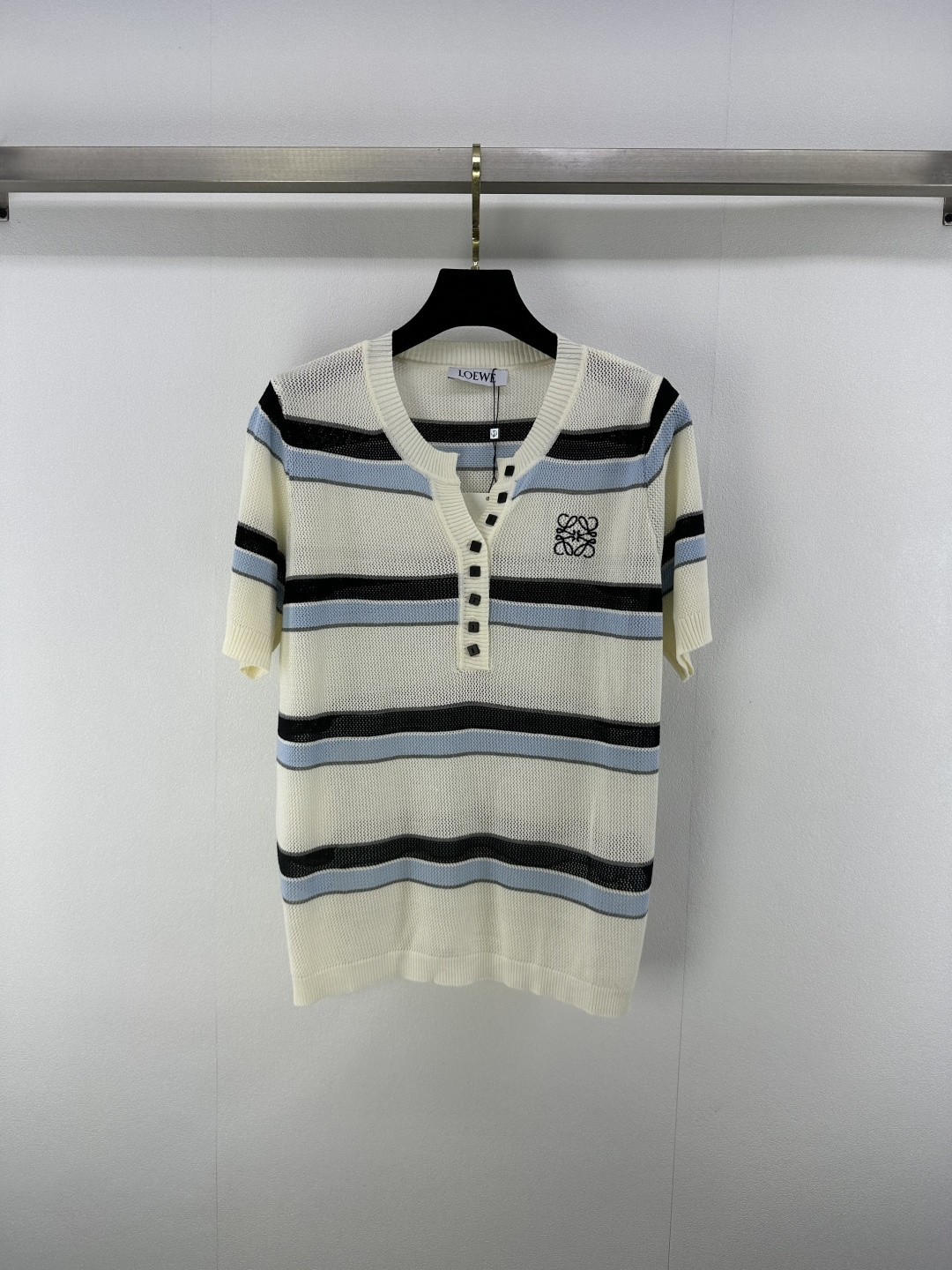 NO:436324,Loew* New details 25 Spring and summer new half-cardigan contrast color short-sleeved logo totem modification matching, the upper body makes it look slim and white, low-key and luxurious! A must-have item for fashionable things unlocks all outfits! Classic items are fashionable and high-end, and the classic style is versatile and not picky! 2 color 3 code SML, loewe, T-shirt, alexander wang19860909loew*上新细节 25 春夏新款半开衫撞色短袖 logo图腾修饰搭配 上身显瘦超級显肤白 低调奢华！ 时髦精必备单品解锁所有穿搭！经典单品时髦又高级 经典版型百搭不挑人！ 2色3码SML,,loewe,T-shirt,alexander wang,Women's clothing