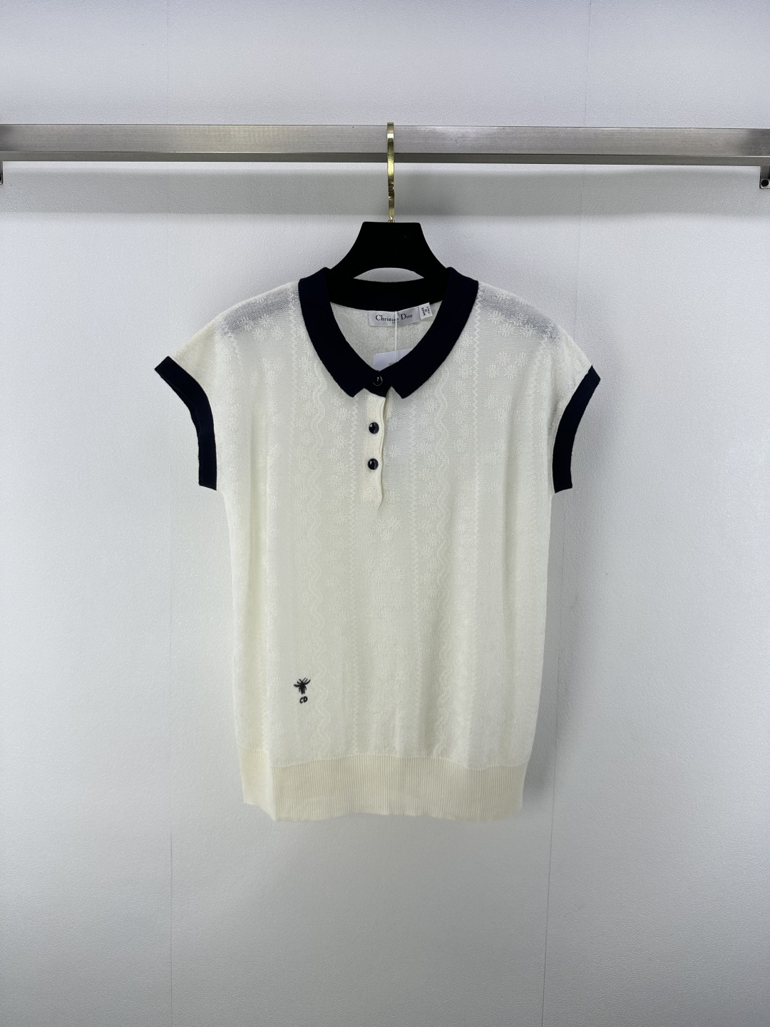 NO:436309,Dio* New Details 25 The latest hollow knitted lapel contrasting vest in summer!  Custom blended yarn weaving, high-quality texture, gloss and comfortable, knitted lapel vest tailoring, highlighting the high-end feeling of outfit, showing the slack tone, positioning the hem of the little bee embroidery, highlighting the light luxury and fashionable temperament!  2 colors 3 codes SML, dior, alexander wang19860909Dio* 上新细节 25 夏季最新镂空针织翻领撞色背心！定制混纺纱线织造 质感高级 光泽舒适 针织翻领背心剪裁 凸显穿搭高级感 尽显松弛调性 衣摆定位小蜜蜂刺绣 凸显轻奢时髦气质！ 2色3码SML,,dior,alexander wang,Women's clothing