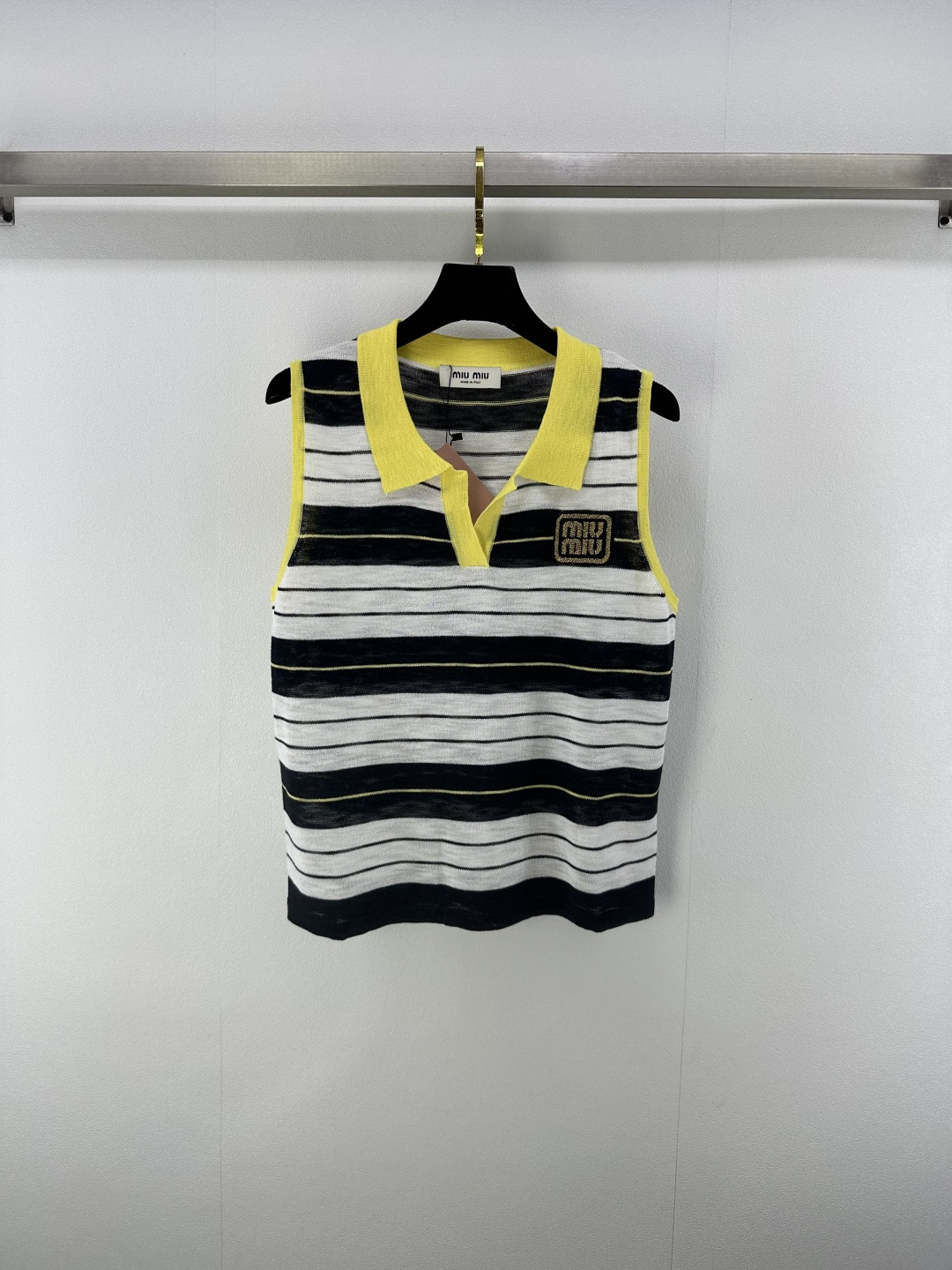 NO:436311,Miumi* new details 25 New summer striped knitted lapel vest Contrast color stripes classic and retro clothes contrasting color design neatly, chest hot stamping logo embellishment Knitted texture delicate, simple and reveal brand recognition 2 colors 3 codes SML, miumiu, alexander wang19860909miumi*上新细节 25 夏季新款条纹针织翻领背心 撞色条纹经典又复古 衣身撞色设计利落 胸前烫金 logo 点缀 针织肌理细腻 简约中透着品牌辨识度 2色3码SML,,miumiu,alexander wang,Women's clothing