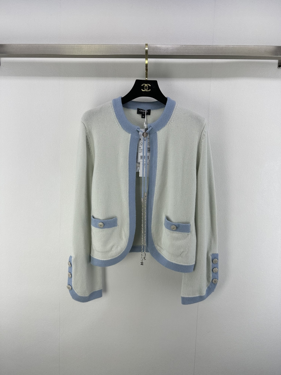 NO:436678,Chane* new details 25A spring and summer new knitted contrasting short cardigan, two-pocket decoration, yb mold opening 1:1 logo hardware button bell, high-end fashionable and exquisite, slim and elastic style highlights the figure, elegant outfit, easy to control during daily travel or party 4 colors 3 codes, chanel, alexander wang19860909Chane*上新细节 25A 春夏新款针织撞色短开衫 两口袋装饰 yb开模1:1logo五金纽扣吊钟 高级时髦精致 修身弹力版型突显身材 穿搭气质优雅 日常出行或聚会轻松驾驭 4色3码SML,,chanel,alexander wang,Women's clothing