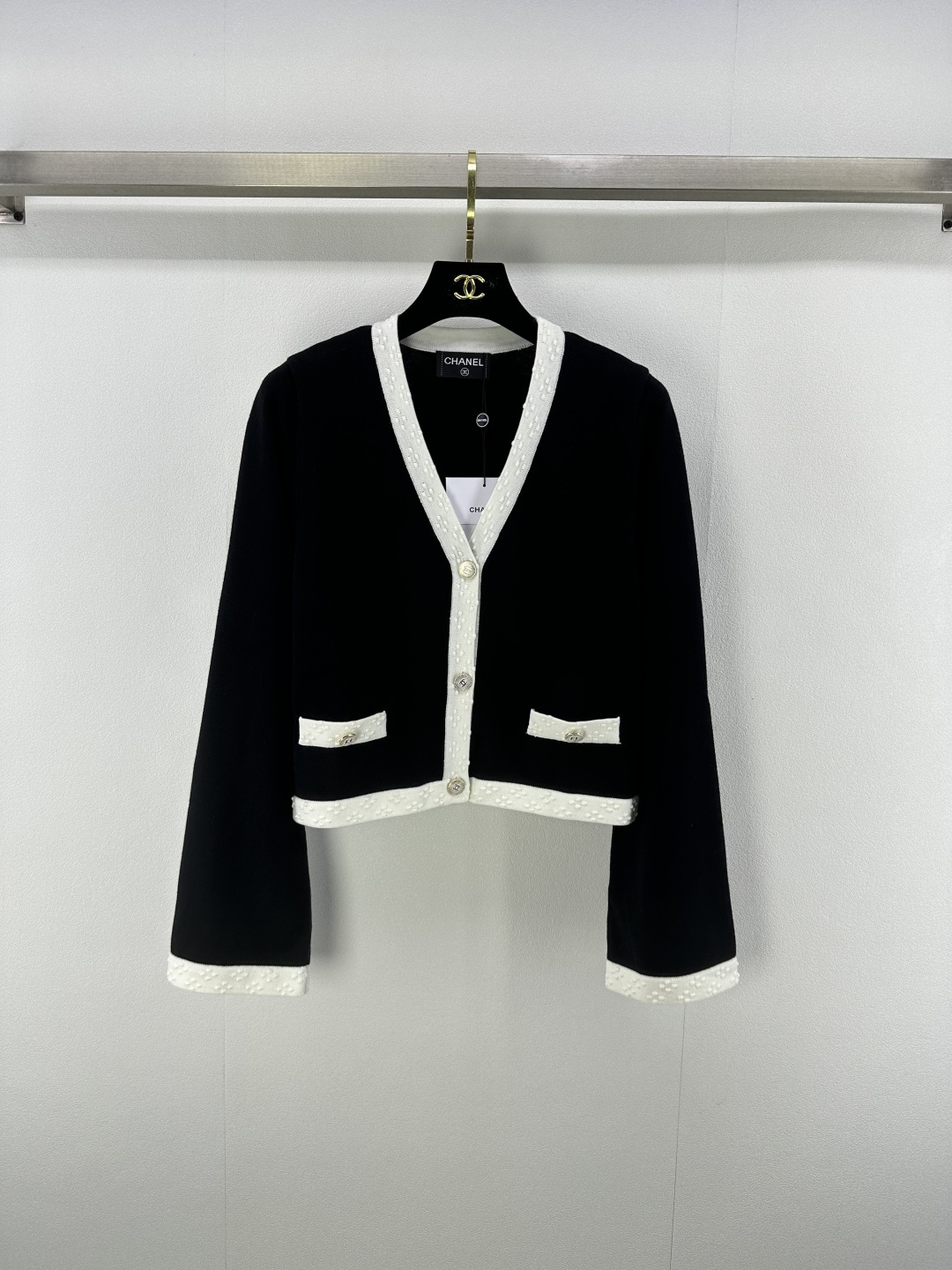 NO:435959,Chane* new details 25 summer craftsmanship series classic high-end black and white inter-color V-neck cardigan fake pocket decoration yb open mold letter logo hardware button embellishment high-end fashionable socialite style 1 color 3 code SML, chanel, alexander wang19860909Chane*上新细节 25 夏季手工坊系列经典高级黑白间色V领开衫 假口袋装饰yb开模字母logo五金纽扣点缀 高级时髦名媛风 1色3码SML,,chanel,alexander wang,Women's clothing