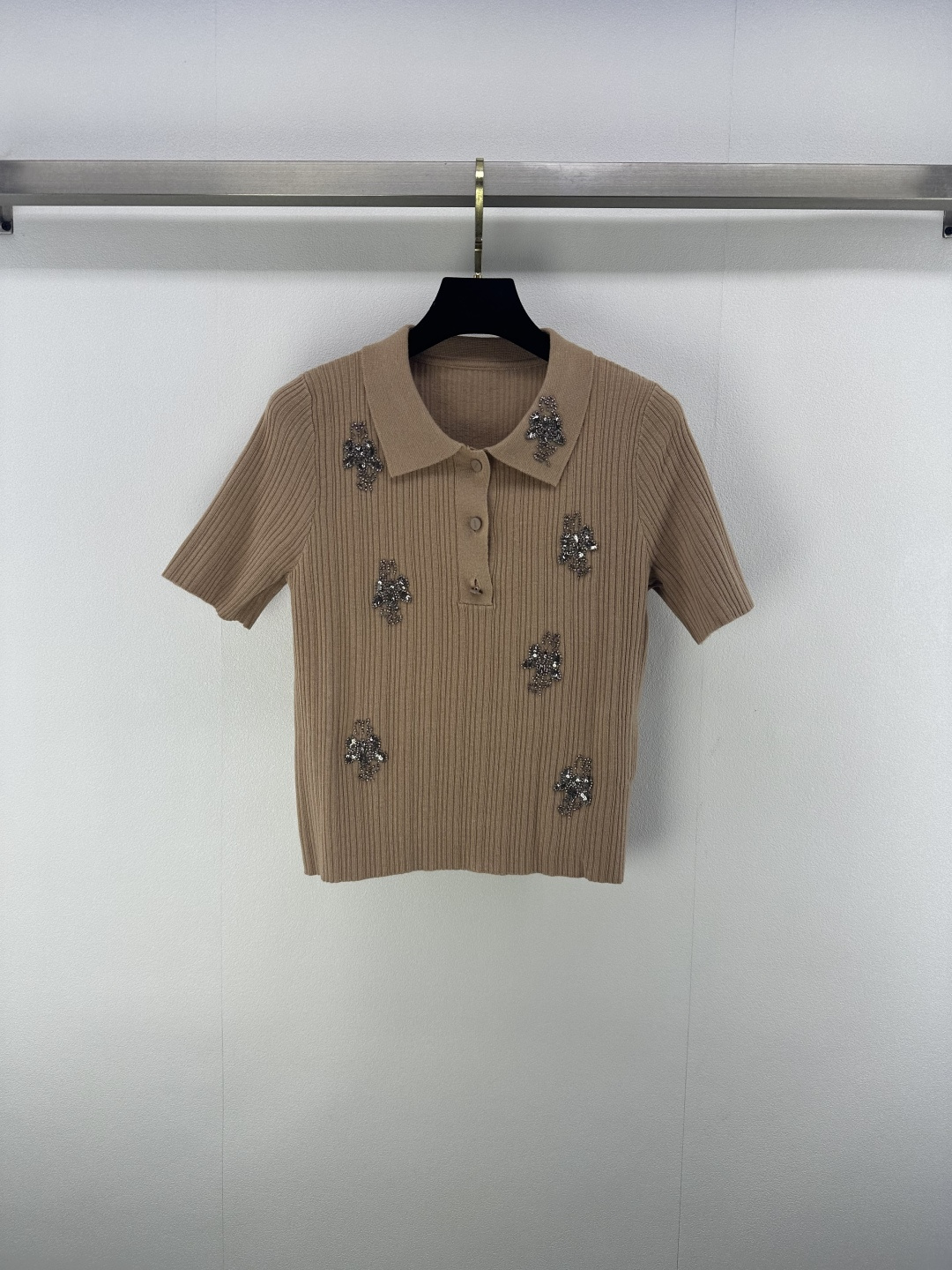 NO:435962,Fend* new details 25 New summer lapel heavy industry sequin knitted short sleeves Original custom wool blended yarn, pit knitting process is elastic and comfortable on the upper body!  Brand letter embroidery on the chest, slim and slim on the upper body!  1 color 3 code SML, fendi, T-shirt, alexander wang19860909Fend*上新细节 25 夏季新款翻领重工亮片针织短袖 原版定制羊毛混纺纱线,坑条针织工艺弹力十足上身舒适！胸前品牌字母刺绣,上身修身显瘦！ 1色3码SML,,fendi,T-shirt,alexander wang,Women's clothing