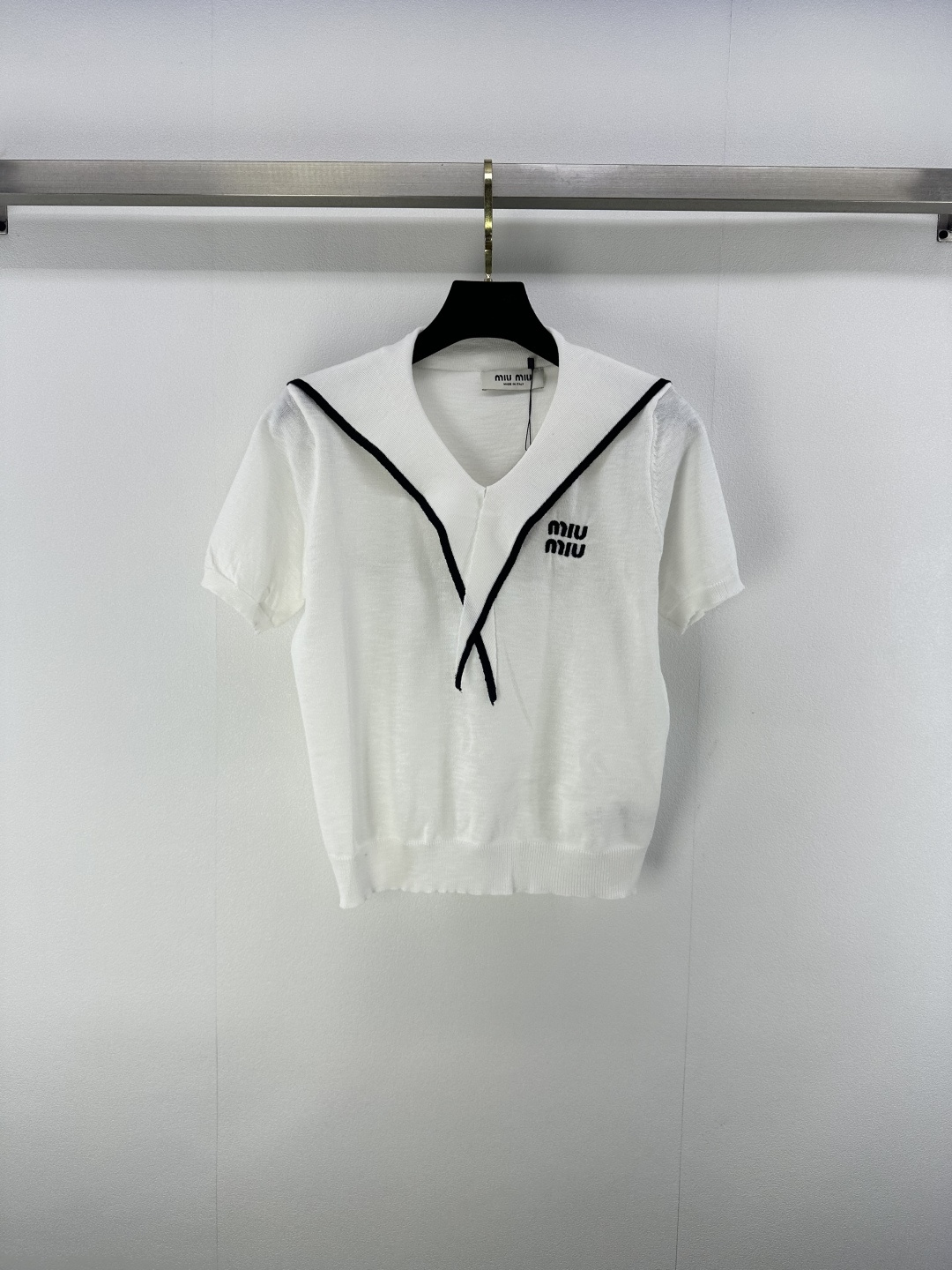 NO:436315,Miumi's new details 25 Summer new navy necklace short sleeves. The color scheme is age-reducing girlish style, embroidered logo letters are low-key and luxurious. The sweet girl is elegant and fashionable, and the classic style is not picky about people, making her look slim and versatile!  2 color 3 code SML, miumiu, T-shirt, alexander wang19860909Miumi 上新细节 25 夏季新款海军领系带短袖.配色减龄少女风,刺绣logo字母低调奢华.甜美少女优雅又时髦,经典版型不挑人上身显瘦又百搭！ 2色3码SML,,miumiu,T-shirt,alexander wang,Women's clothing