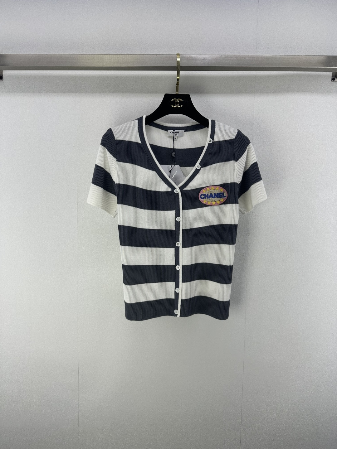 NO:436317,Chane* new details 25 Summer new product v-neck striped short sleeves Customized YB wool yarn weaving texture Comfortable embroidered letters and seals decorate the chest to create a sense of layering Low brightness and bright youthful style strong playful and age-reducing whiteness. Easy to control when traveling or relaxing together 2 colors and 3 codes SML, chanel, T-shirt, alexander wang19860909Chane*上新细节 25 夏季新品v领条纹短袖 定制YB羊毛纱线织造 质感舒适 刺绣字母章仔装饰胸前 形成层次感 低明度亮色青春风格强烈俏皮减龄显白 日常出行或轻松聚会轻松驾驭 2色3码SML,,chanel,T-shirt,alexander wang,Women's clothing