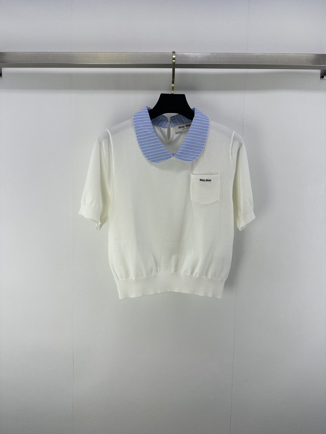 NO:435965,Miumi* new details 25 Summer new lapel contrasting short sleeves, spliced ​​shirt collar design, logo jacquard embellishment and modification, highlighting the high-end sense of outfit, full of college style, showing a relaxed tone, the first choice for fashionable outfits in all seasons!  2 color 3 code SML, miumiu, T-shirt, alexander wang19860909miumi*上新细节 25 夏季新款翻领撞色短袖 拼接衬衣领设计 logo提花点缀修饰 凸显穿搭高级感 学院风满满 尽显松弛调性 四季时尚穿搭首选！ 2色3码SML,,miumiu,T-shirt,alexander wang,Women's clothing