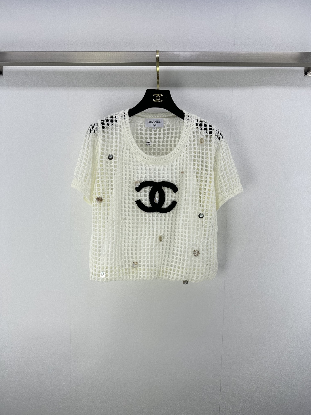 NO:436321,Chane* new details 25 Summer new round neck fake two-piece set hollow short sleeve positioning flocking logo, body shell decoration, inner T-shirt hanging design, walk at the forefront of fashion, versatile and not picky 2 colors 3 size SML, chanel, T-shirt,tees, t-shirt,alexander wang19860909Chane*上新细节 25 夏季新款圆领假两件套镂空短袖 定位植绒大logo 衣身贝壳装饰 内里T恤吊设计 走在时尚前沿 百搭不挑人 2色3码SML,,chanel,T-shirt,tees，t-shirt,alexander wang,Women's clothing