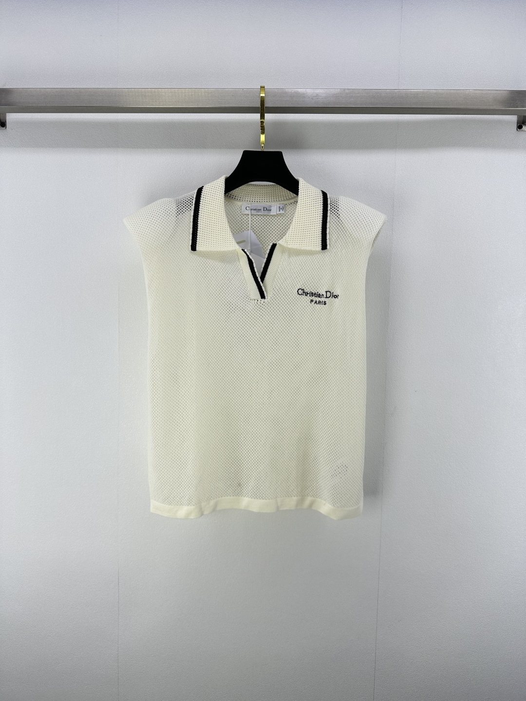 NO:436323,Dio* New Details 25 Spring and Summer Latest Hollow Knitted Lapel Vest!  Custom blended yarn weaving, high-quality texture, shiny and comfortable, knitted lapel vest top cut, with shoulder pads, the whole body is intertwined with hollow crochet texture, highlighting the high-end feeling of outfit, showing the relaxed tone, contrasting color logo on the chest highlights the light luxury and fashionable temperament!  2 colors 3 codes SML, dior, alexander wang19860909Dio* 上新细节 25 春夏最新镂空针织翻领背心！定制混纺纱线织造 质感高级 光泽舒适 针织翻领背心上衣剪裁 自带垫肩 通体利用镂空钩针肌理交织 凸显穿搭高级感 尽显松弛调性 胸前撞色logo 凸显轻奢时髦气质！ 2色3码SML,,dior,alexander wang,Women's clothing