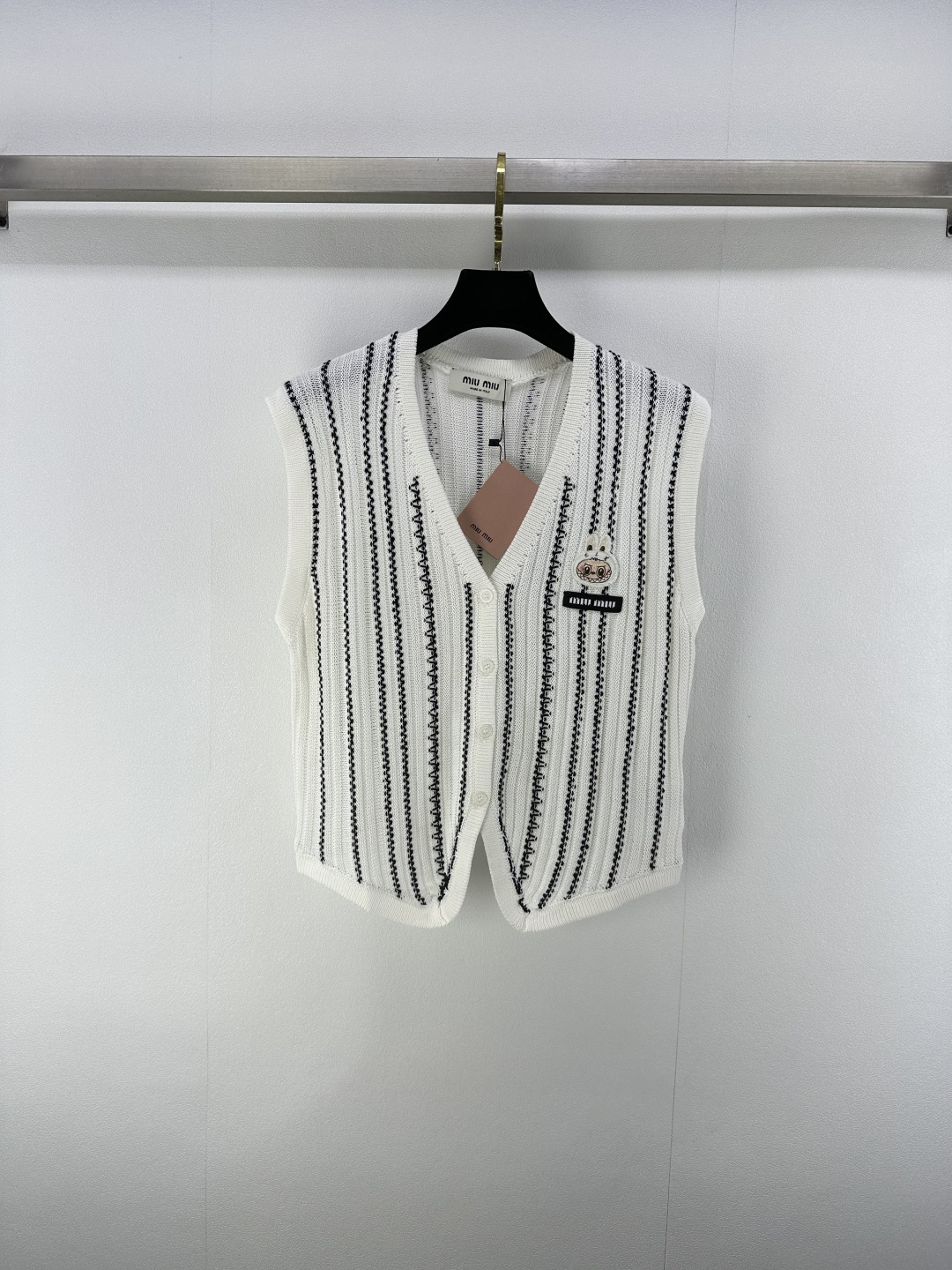 NO:436675,Miumi* new details 25 New summer embroidered Labubu doll cardigan vest custom blended material breathable and comfortable texture Loose shoulder cut highlights the brand style The hollow texture presents a slimming visual effect The body embellishes the labubu dolls The style is lively and cute, echoing the logo on the chest logo on the chest The brand's own fashion sense is instantly created, creating a fashionable style of age-reducing, and the inner wear is brilliant and fashionable 3 colors and 3 codes SML, miumiu, alexander wang19860909Miumi*上新细节 25 夏季新品刺绣Labubu公仔开衫背心 定制混纺材质 透气舒适 质感十足 宽松正肩裁剪 凸显品牌格调 镂空纹理呈现显瘦视觉效果 衣身点缀labubu公仔 风格灵动可爱 与胸前logo徽标图腾徽标呼应 品牌自带的时尚感立现 随心打造减龄时髦风格 单穿内搭都出彩时髦 3色3码SML,,miumiu,alexander wang,Women's clothing