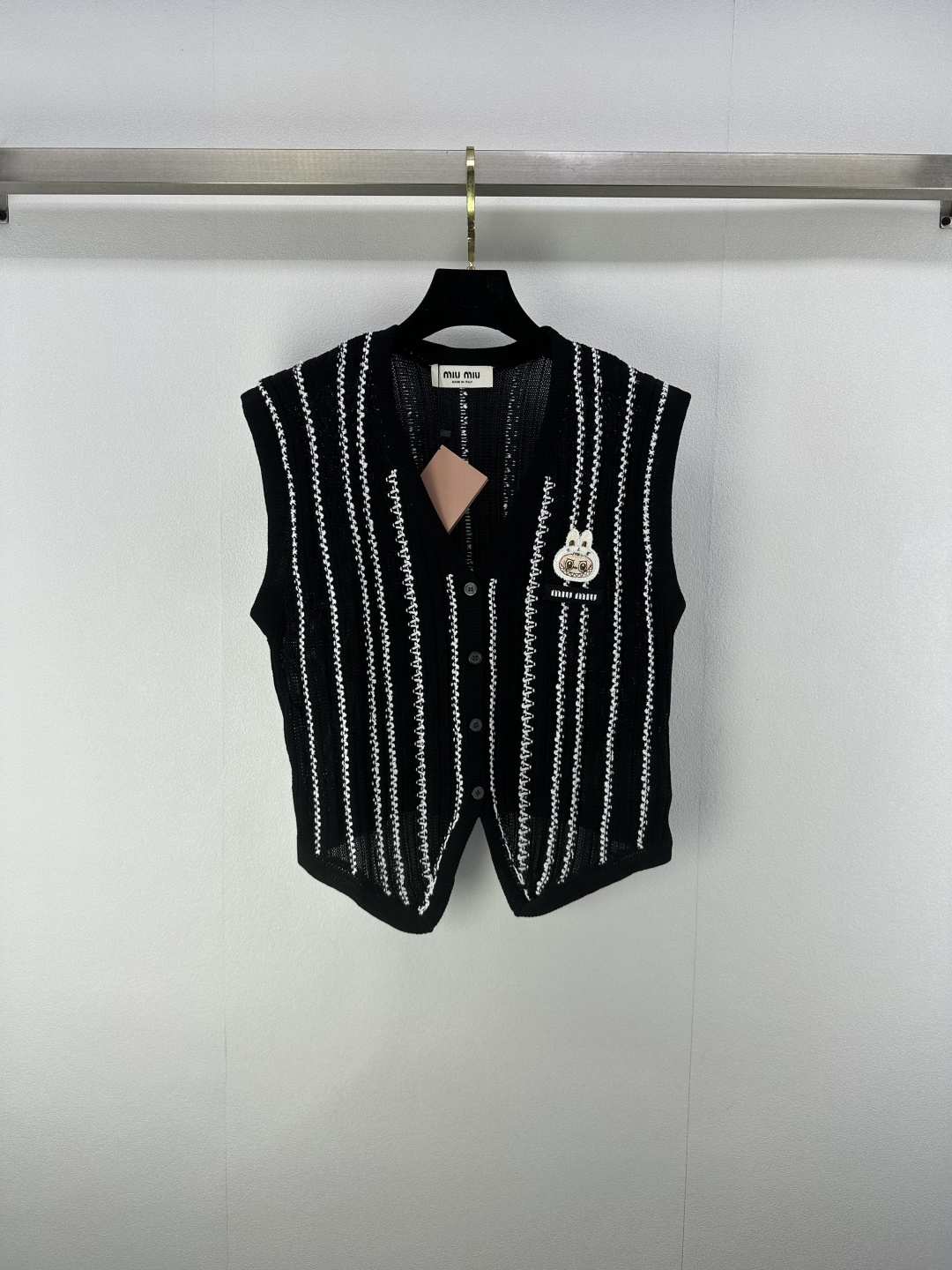 NO:436682,Miumi* new details 25 New summer embroidered Labubu doll cardigan vest custom blended material breathable and comfortable texture Loose shoulder cut highlights the brand style The hollow texture presents a slimming visual effect The body embellishes the labubu dolls The style is lively and cute, echoing the logo on the chest logo on the chest The brand's own fashion sense is instantly created, creating a fashionable style of age-reducing, and the inner wear is brilliant and fashionable 3 colors and 3 codes SML, miumiu, alexander wang19860909Miumi*上新细节 25 夏季新品刺绣Labubu公仔开衫背心 定制混纺材质 透气舒适 质感十足 宽松正肩裁剪 凸显品牌格调 镂空纹理呈现显瘦视觉效果 衣身点缀labubu公仔 风格灵动可爱 与胸前logo徽标图腾徽标呼应 品牌自带的时尚感立现 随心打造减龄时髦风格 单穿内搭都出彩时髦 3色3码SML,,miumiu,alexander wang,Women's clothing