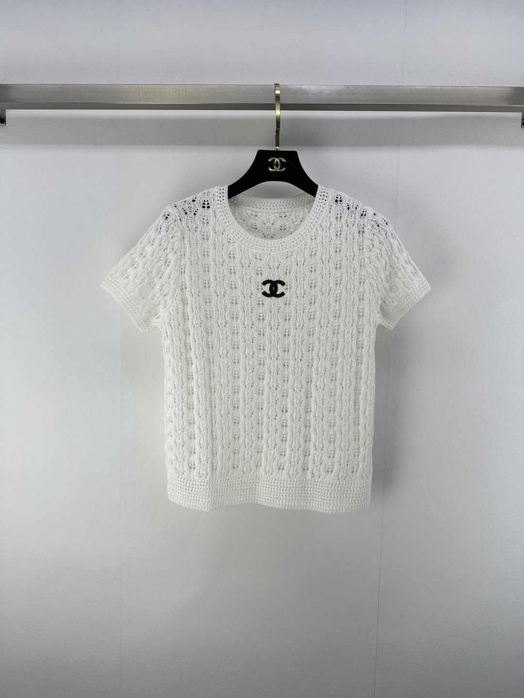 NO:436676,New details on CHANE* 25 New summer hollow square collar braided short sleeves. Edge wrapping craftsmanship, luxurious and high-end temperament. Both the style and fabric are very textured. The moon-like white feels clear. The heroine of the gentle French movie is the visual feeling. The crochet is beautiful and romantic. The customized yarn is delicate and texture is super awesome!  Sweet girl with elegant temperament ~ healing high appearance, 2 colors 3 codes SML, chanel, T-shirt, alexander wang19860909CHANE*上新细节 25 夏季新款镂空方领编织短袖 包边工艺,气质奢华又高级 无论是版型还是面料都很有质感 如月光般的白色好有清透感 温柔法式电影女主即视感 钩织唯美浪漫～定制的纱线细腻质感超级棒！气质优雅的甜美少女～治愈系高颜值, 2色3码SML,,chanel,T-shirt,alexander wang,Women's clothing