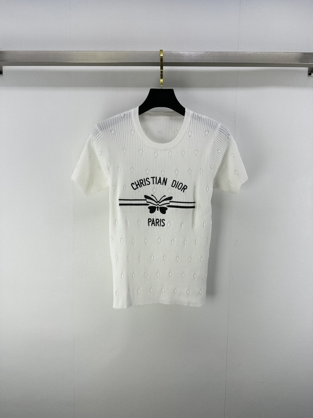 NO:436316,New details on Dio* 25 New summer knitted round neck butterfly short-sleeved classic 'CHRISTIAN DIOR PARIS' is eye-catching, matched with agile butterfly elements, showing luxurious style in simplicity, delicate knitted texture, exquisite hollow heart-shaped embellishment, soft and skin-friendly, easy to control various occasions 1 color 3 codes SML,,dior,T-shirt,alexander wang19860909Dio*上新细节 25 夏季新款针织圆领蝴蝶短袖经典“CHRISTIAN DIOR PARIS”字样醒目呈现 搭配灵动蝴蝶元素 简约中彰显奢华格调 细腻针织纹理 精致镂空心形点缀 触感柔软亲肤 轻松驾驭多样场合 1色3码SML,,dior,T-shirt,alexander wang,Women's clothing