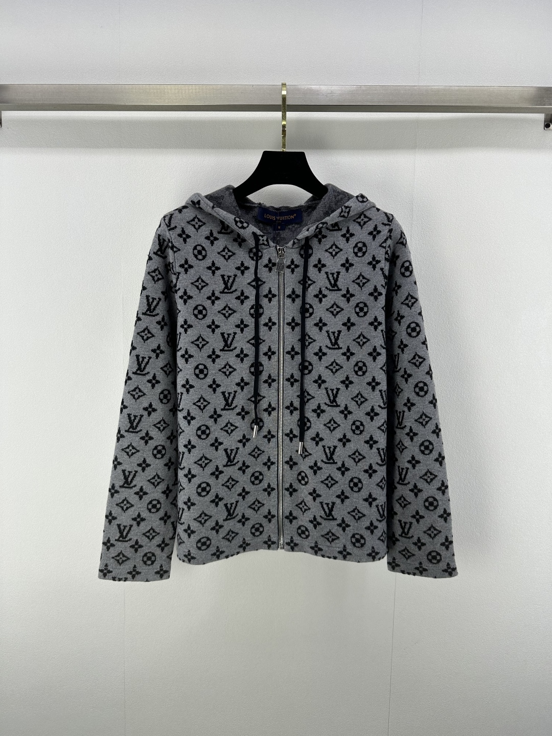 NO:436328,New details on Lv 25 Spring and Summer latest full-print knitted round-neck hooded zipper cardigan!  Custom imported wool yarn material, soft and comfortable, full texture, large body, gray and white contrasting decoration, four-leaf clover logo creates artistic effect, highlights high-end style, and is fashionable with top body 1 color 3 code SML,,louis vuitton,hats,alexander wang19860909Lv 上新细节 25 春夏最新满印针织圆领连帽拉链开衫！定制进口羊毛纱线材质 柔软舒适 质感十足 大身通体灰白撞色装饰 四叶草徽标打造艺术效果 彰显高级格调 上身出彩时髦 1色3码SML,,louis vuitton,hats,alexander wang,Women's clothing