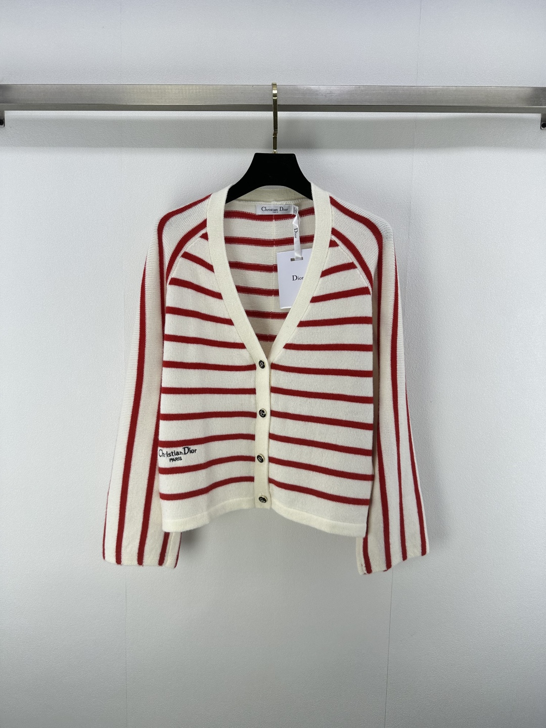 NO:436681,New details on Dio* 25 New summer striped cardigan zipper long sleeves, made of off-white and black contrasting stripes, embroidery of brand logo embroidery, is full of details and full of high-end feel!  Whether paired with jeans or skirts, you can easily wear a good figure!  Easy to control daily travel or party 2 colors 3 codes SML, dior, skirts, jeans, alexander wang19860909Dio*上新细节 25 夏季新款条纹开衫拉链长袖 米白色和黑色撞色条纹制作,品牌标识刺绣的点缀,简直是细节满满,高级感爆棚！不管是搭配牛仔裤还是半身裙,都能轻松穿出好身材！日常出行或聚会轻松驾驭 2色3码SML,,dior,skirts,jeans,alexander wang,Women's clothing