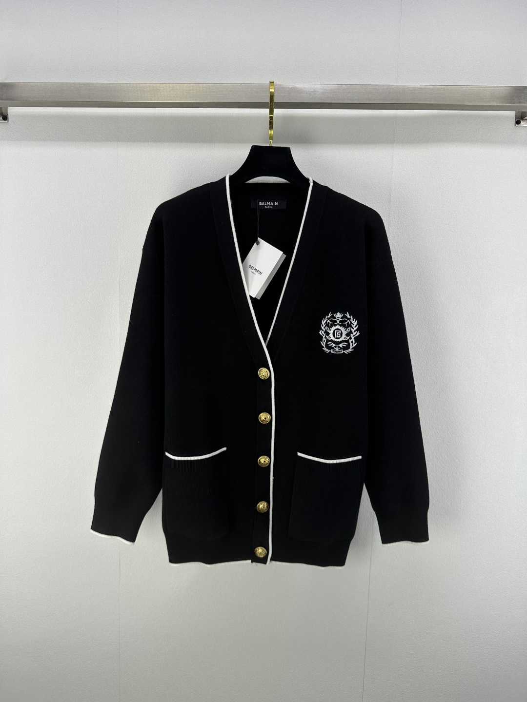 NO:436331,Balmai* new details 25 Spring and Autumn new knitted V-neck cardigan classic brand logo embroidery embellishment yb open mold logo hardware button decoration fashionable and exquisite college style 3 colors 3 code SML, balmain, alexander wang19860909Balmai*上新细节 25 春秋新款针织V领开衫 经典品牌logo刺绣点缀 yb开模logo五金纽扣装饰 时髦精致学院风 3色3码SML,,balmain,alexander wang,Women's clothing