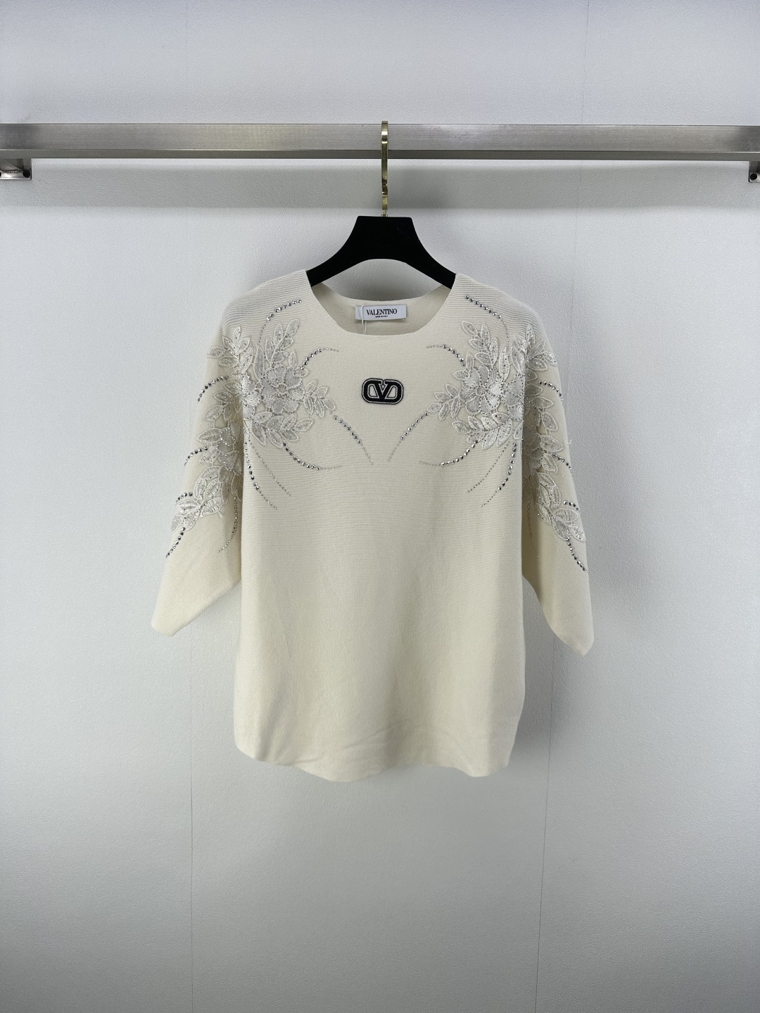 NO:436702,valentn* new details 25 The latest three-dimensional flower hand-embroidery craftsmanship in summer, with a round neck and bat sleeves in the celebrity style!  Pure hand-embroidered 3D flower design classic style high-end and fashionable!  Lazy style design reduces age and gentleness. High-end fixed dyed yarn temperament product!  The classic style is versatile and slimming!  2 colors 3 codes SML, valentino, alexander wang19860909valentn*上新细节 25 夏季最新立体花朵手工刺绣工艺,名媛风气质圆领蝙蝠中袖！纯手工刺绣3D花朵设计经典版型高级又时髦！懒散风设计减龄温柔.高级定染纱线气质单品！经典版型百搭又显瘦！ 2色3码SML,,valentino,alexander wang,Women's clothing