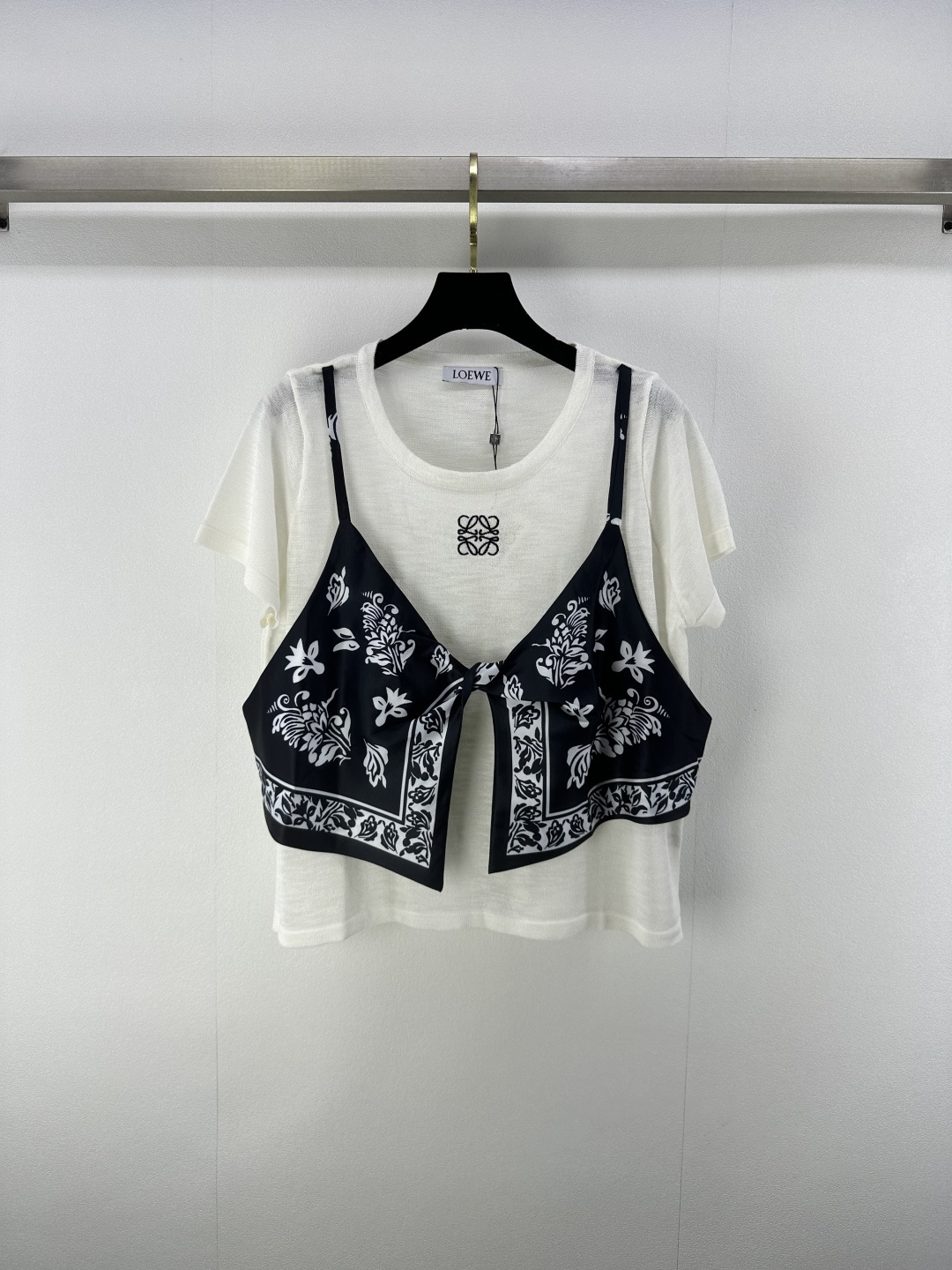 NO:436699,Loew* new details 25 Summer new round neck fake two-piece short sleeve fake two-piece silk full of high-end feeling Contrasted color edge fashionable and fashionable Positioning totem logo thin fabric upper body makes it look slim and age-reducing and versatile 2 colors 3 size SML, loewe, T-shirt, real silk, alexander wang19860909loew*上新细节 25 夏季新款圆领假两件短袖 假两件真丝高级感满满 撞色边缘时髦洋气 定位图腾logo 轻薄面料 上身显瘦减龄又百搭 2色3码SML,,loewe,T-shirt,real silk,alexander wang,Women's clothing