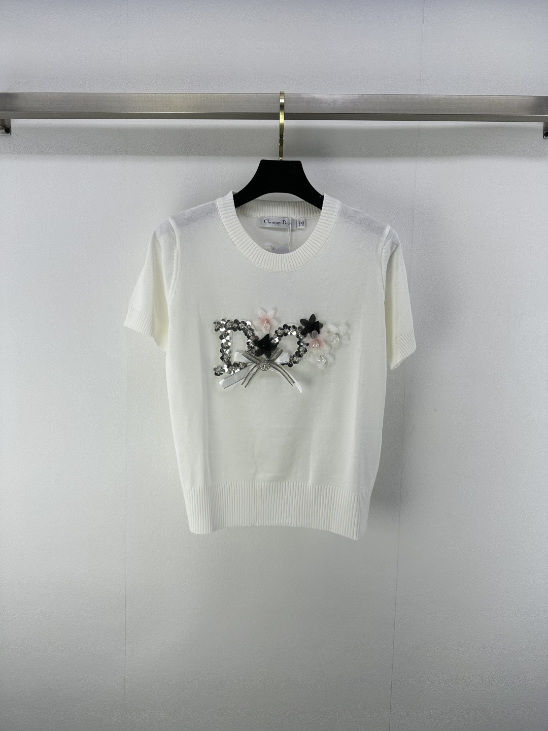 NO:436696,New details on Dio* 25 New summer round neck three-dimensional bead short sleeves, contrasting collar five-pointed star bead pieces embellished with clothes bead pieces logo design, high-end and fashionable, versatile and not picky 2 colors and 3 codes SML, dior, T-shirt, alexander wang19860909Dio*上新细节 25 夏季新款圆领立体钉珠短袖 领口撞色五角星珠片点缀 加以衣身珠片logo设计 高级又时髦 百搭不挑人 2色3码SML,,dior,T-shirt,alexander wang,Women's clothing