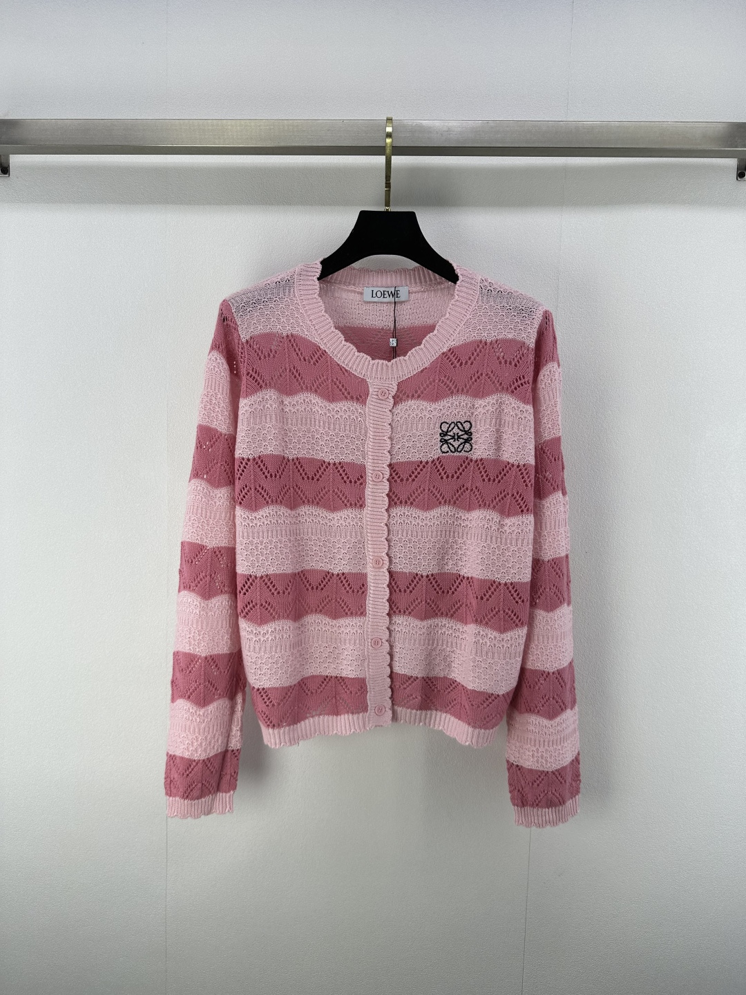 NO:436684,Loew* New details 25 Spring and summer latest hollow striped contrasting color round neck long sleeves!  The fabric is delicate and soft, sagging and refreshing, exquisite knitted long-sleeved style, embroidered with letters and logo patterns on the chest, strong retro college style, playful and age-reducing, easy to control when traveling or gatherings!  1 color 3 code SML, loewe, alexander wang19860909loew*上新细节 25 春夏最新镂空条纹撞色圆领长袖！ 面料细腻柔软 垂顺冰爽 精致针织长袖版型 胸前刺绣点缀字母徽标图案 复古学院风格强烈 俏皮减龄显白 日常出行或轻松聚会轻松驾驭！ 1色3码SML,,loewe,alexander wang,Women's clothing