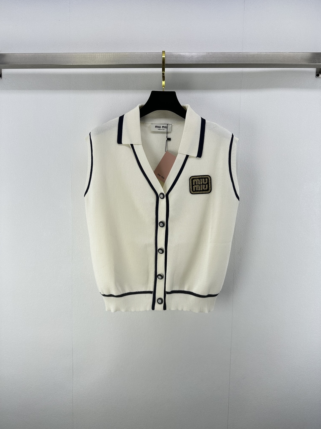 NO:436693,Miumi* New Details 25 New Summer Gold Wire Knitted Lapel Vest!  Positioning logo logo, the fabric has a delicate texture. White, rich and beautiful must be used as a magical tool!  The universal and versatile version is super slim!  The lapels are fashionable and high-end for girls. The imported yarn texture is super comfortable!  Retro girlish temperament!  2 colors 3 codes SML, miumiu, alexander wang19860909Miumi*上新细节 25 夏季新款金丝针织翻领背心！定位logo徽标 面料质感细腻.白富美必入神器！万能百搭版型超显瘦！翻领减龄少女时髦又高级.进口纱线质感超舒适！复古少女气质！ 2色3码SML,,miumiu,alexander wang,Women's clothing