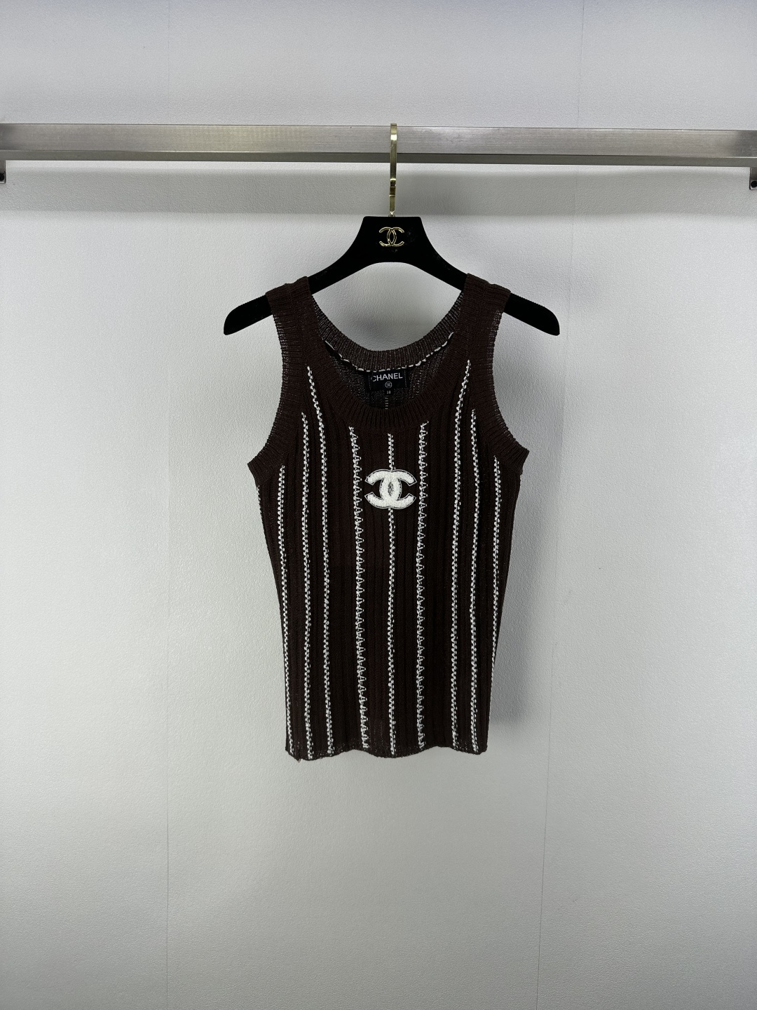 NO:436690,Chane* new details 25 New summer knitted suspender vertical striped round neck vest Simple but stylish striped design presentation The color collision is Xiaoxiang’s unique interpretation of fashion, with classic calmness and lively agility, low-key showing luxury is the concreteness of the brand’s soul 2 colors and 3 codes SML, chanel, alexander wang19860909Chane*上新细节 25 夏季新款针织吊带竖条纹圆领背心 简约而不失格调的条纹设计呈现 色彩碰撞间是小香对时尚的独特诠释 有着经典的沉稳 又融入了活泼的灵动 低调中彰显奢华是品牌灵魂的具象化 2色3码SML,,chanel,alexander wang,Women's clothing