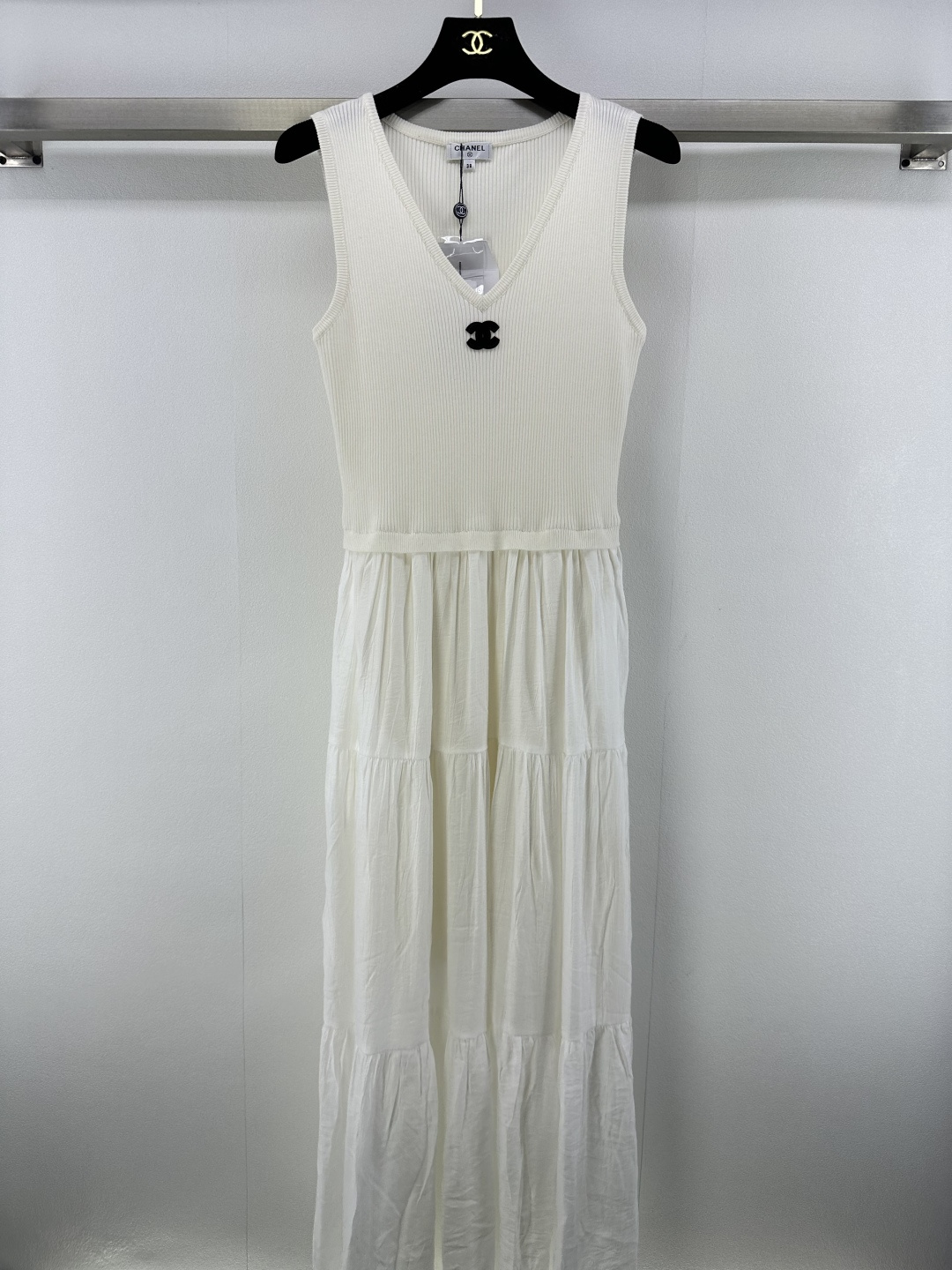 NO:436687,Chane *New details 25 Spring and summer new lapel vest splicing dress Vest dress that combines coolness and sportiness The design of lapel vest can better highlight the body proportions, slim and slim, minimalist style is not fancy nor complicated to match with fashionable 2 colors and 3 sizes SML, chanel, skirts, alexander wang19860909Chane *上新细节 25 春夏新款翻领背心拼接连衣裙 兼具时馨与运动感的背心连衣裙 翻领背心的设计更能凸显身材比例 修身显瘦 极简风格不花哨也不复杂搭配时髦 2色3码SML,,chanel,skirts,alexander wang,Women's clothing