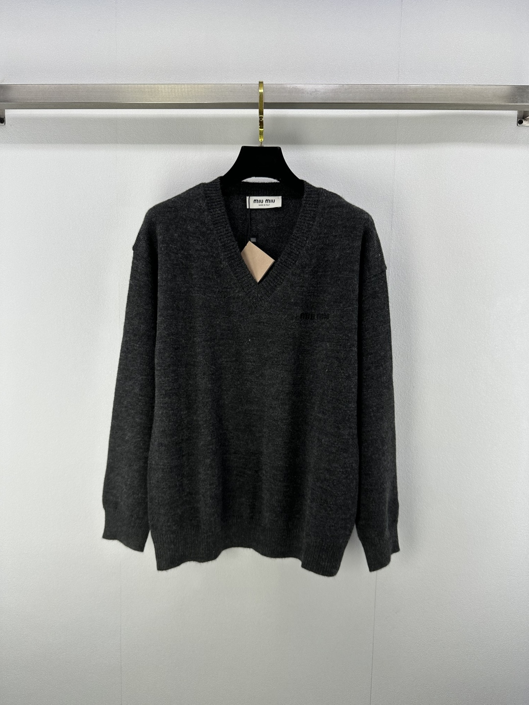 NO:437228,Miumi* new details 25 Spring and Autumn new knitted V-neck pullover long sleeves pit strip edge design classic letter logo embroidery embellishment loose style makes you look slim and fashionable everyday lazy 1 color 3 size SML, miumiu, alexander wang19860909Miumi*上新细节 25 春秋新款针织V领套头长袖 坑条包边设计 经典字母logo刺绣点缀 宽松版型显瘦时髦日常慵懒 1色3码SML,,miumiu,alexander wang,Women's clothing