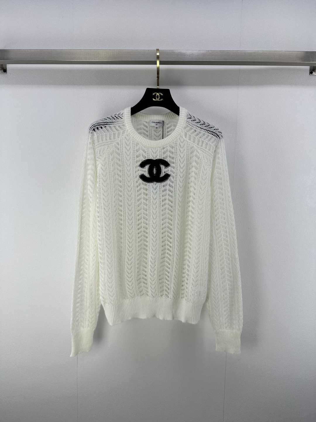 NO:438121,Chane* New Details 25 New Summer Round Neck Hollow Long Sleeves!  A slightly transparent sexy and fashionable piece of product!  Imported yarn has soft, delicate, comfortable and breathable texture, a must-have item for white and rich beauty, sweet and mysterious and noble!  Imported Swiss woven craftsmanship classic style and elegant temperament. Classic and unscrupulous upper body look super slim. 2 colors and 3 codes SML, chanel, alexander wang19860909Chane*上新 细节 25 夏季新款圆领镂空长袖！微透小性感时髦精叠搭单品！进口纱线质感柔软细腻舒适透气,白富美必备单品,又甜气质神秘又高贵！进口瑞士机织工艺经典版型气质随性优雅.经典不挑人上身超显瘦 2色3码SML,,chanel,alexander wang,Women's clothing