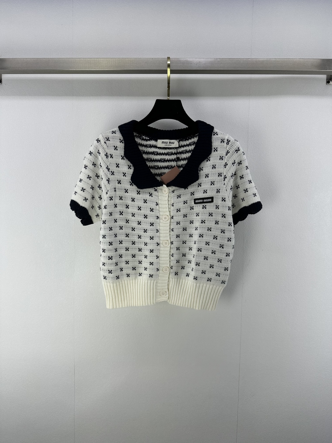 NO:438126,Miumi* new details 25 spring and summer new knitted lace lapel contrasting lace cardigan short sleeve fashionable temperament style exquisite logo, full of sweet temperament, versatile and not picky 3 colors and 3 sizes SML, miumiu, T-shirt, alexander wang19860909Miumi*上新细节 25 春夏新款针织蕾丝翻领撞色花边开衫短袖 时髦气质款 精致徽标logo 气质甜美感爆棚 百搭不挑人 3色3码SML,,miumiu,T-shirt,alexander wang,Women's clothing