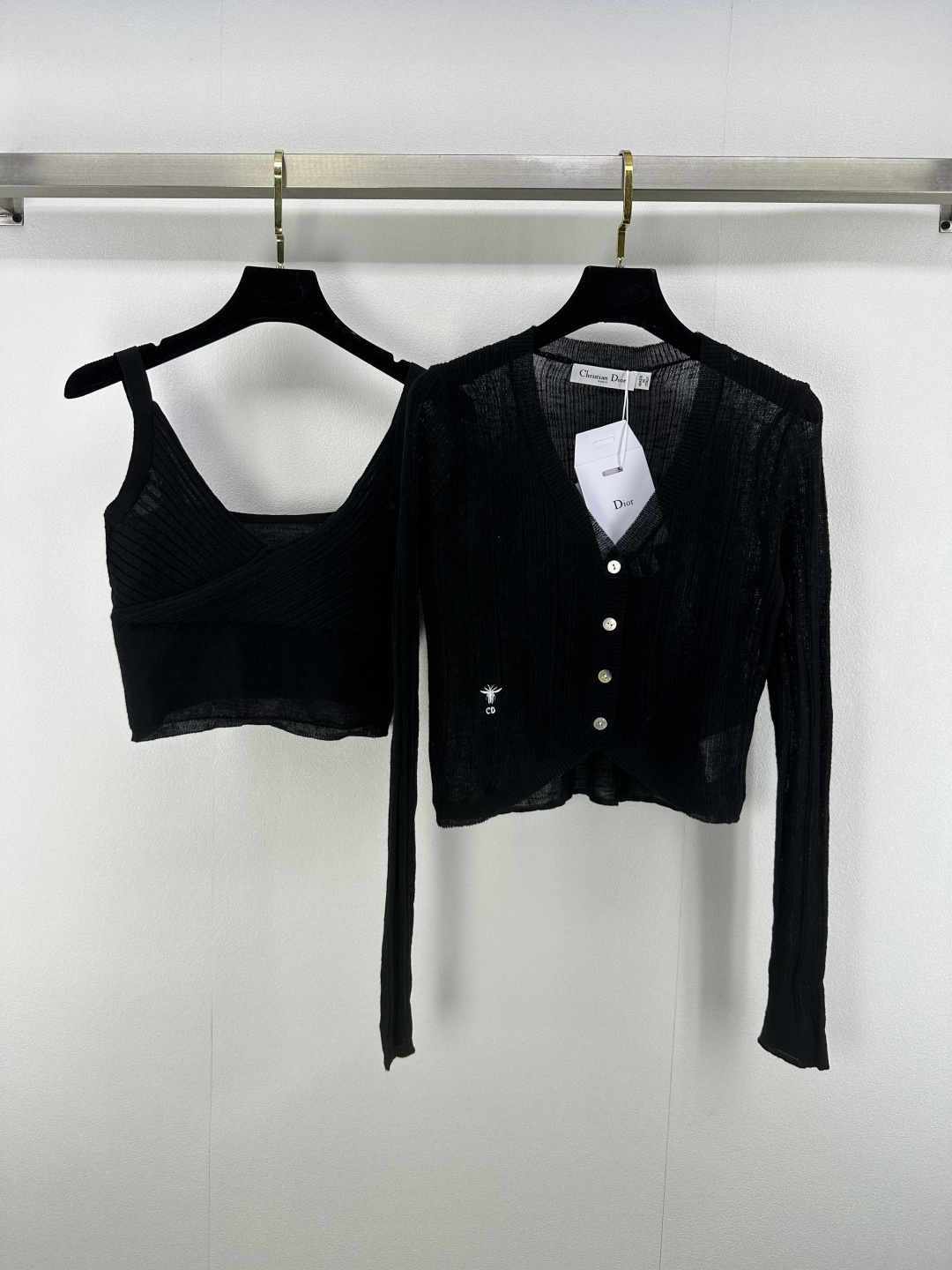 NO:438129,New details on Dio* 25 Spring and Summer Latest Two-Piece Set Sling Vest + Knitted Cardigan!  Contrasting color little bee embroidered logo is sexy and sweet. It is refreshing and not stuffy in summer. It is simple and energetic when going out on the street every day!  3 color 3 code sML, dior, alexander wang19860909Dio*上新细节 25 春夏最新两件套套装 吊带背心+针织开衫！撞色小蜜蜂刺绣logo 性感不失甜美 夏日清爽不闷热,日常出街简单又具有活力！ 3色3码sML,,dior,alexander wang,Women's clothing